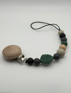 Attache-suce en silicone alimentaire, sécuritaire et durable. Confection québécoise. Parfait pour garder la suce propre et accessible.