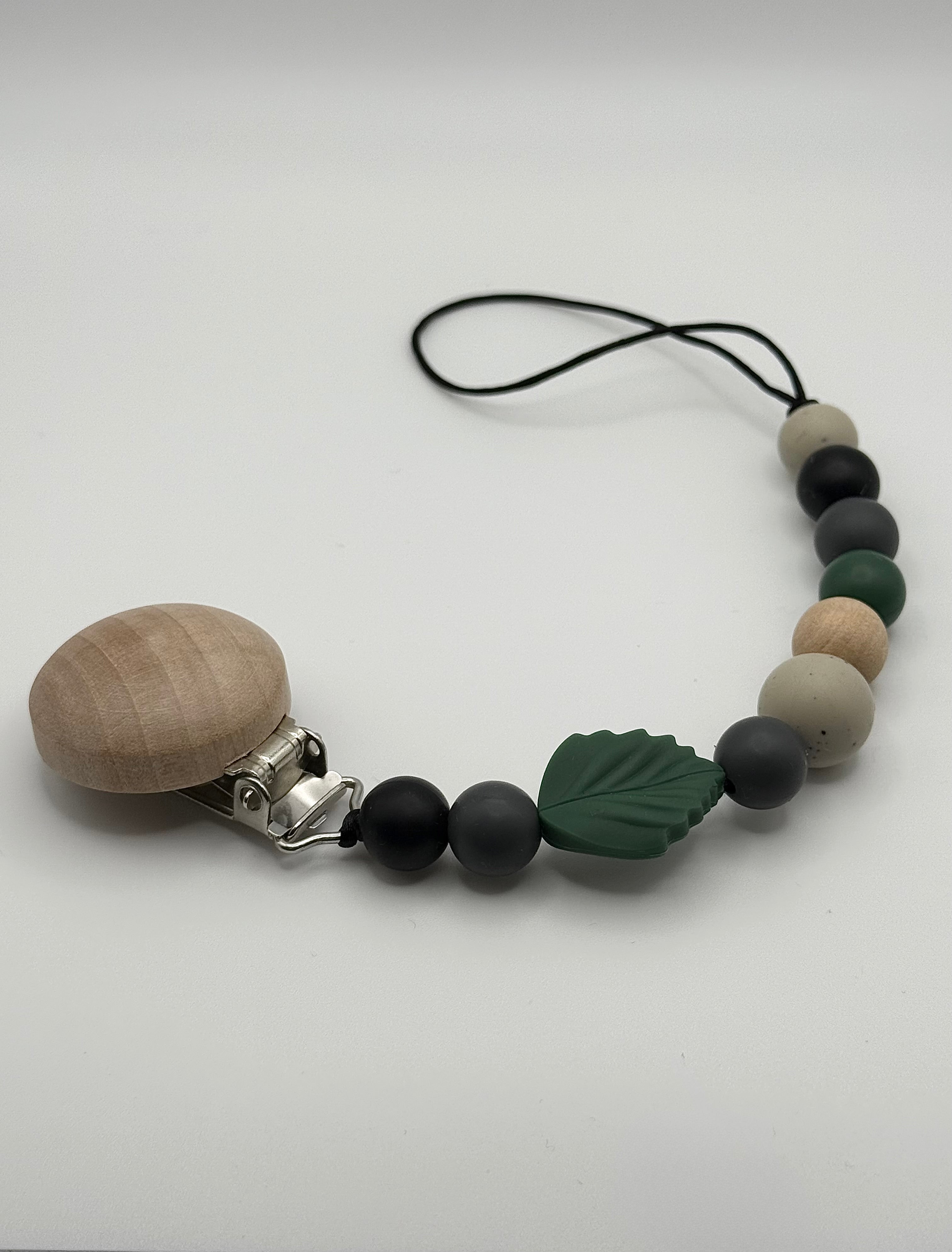 Attache-suce en silicone alimentaire, sécuritaire et durable. Confection québécoise. Parfait pour garder la suce propre et accessible.