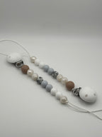 Attache-suce en silicone alimentaire, sécuritaire et durable. Confection québécoise. Parfait pour garder la suce propre et accessible.