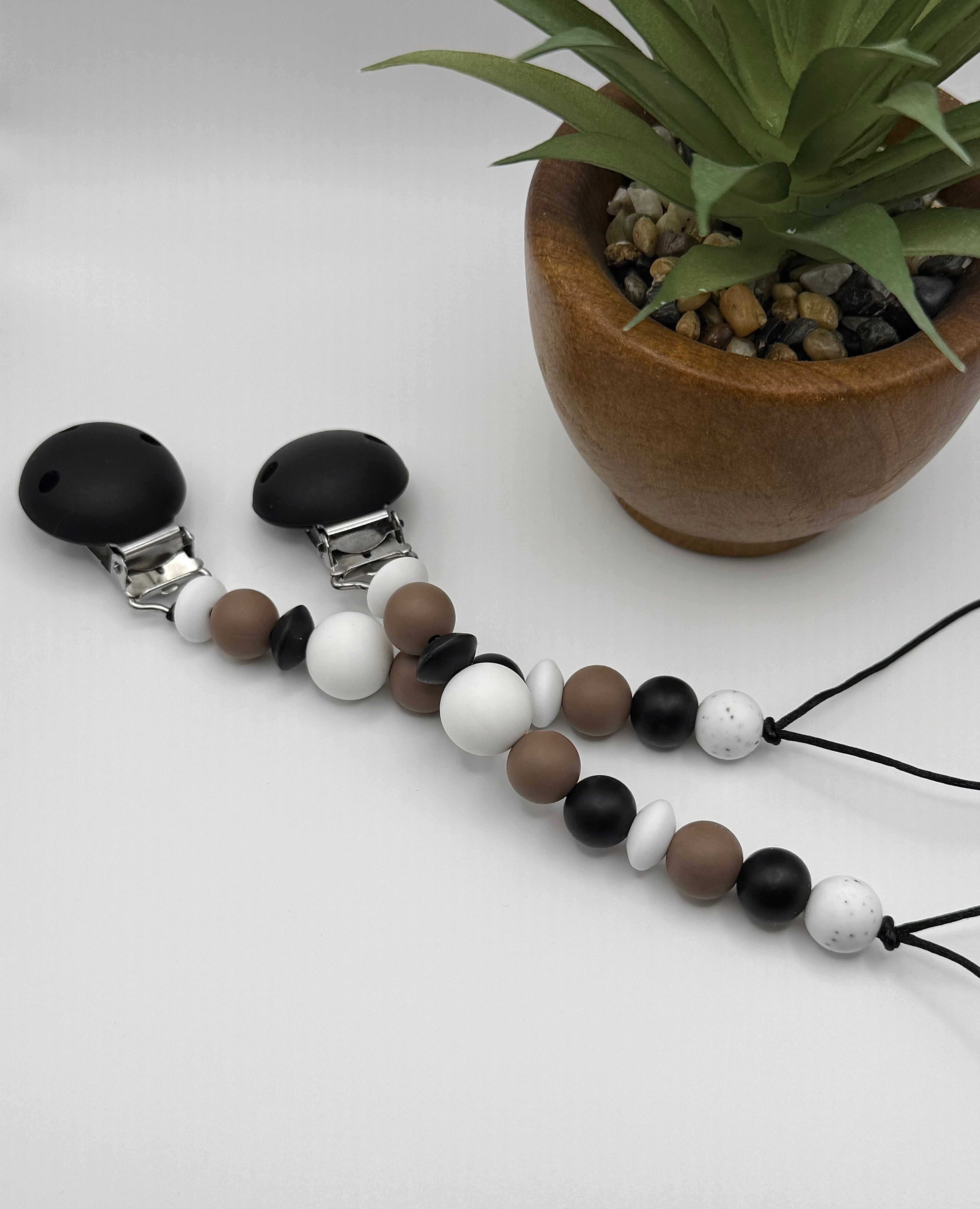 Attache-suce en silicone alimentaire, sécuritaire et durable. Confection québécoise. Parfait pour garder la suce propre et accessible.