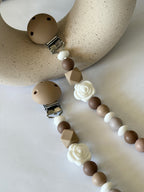 Attache-suce en silicone alimentaire, sécuritaire et durable. Confection québécoise. Parfait pour garder la suce propre et accessible.