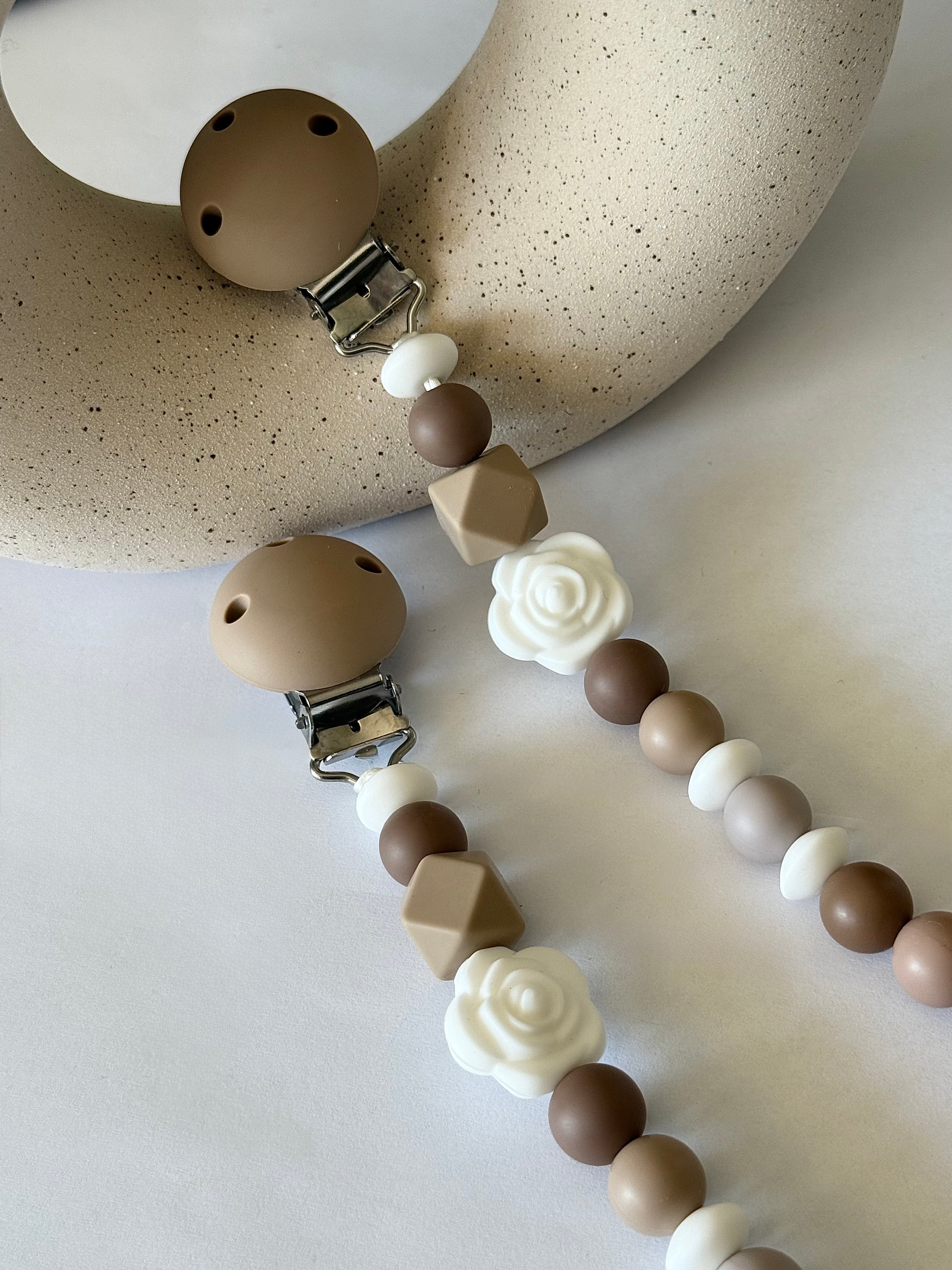 Attache-suce en silicone alimentaire, sécuritaire et durable. Confection québécoise. Parfait pour garder la suce propre et accessible.