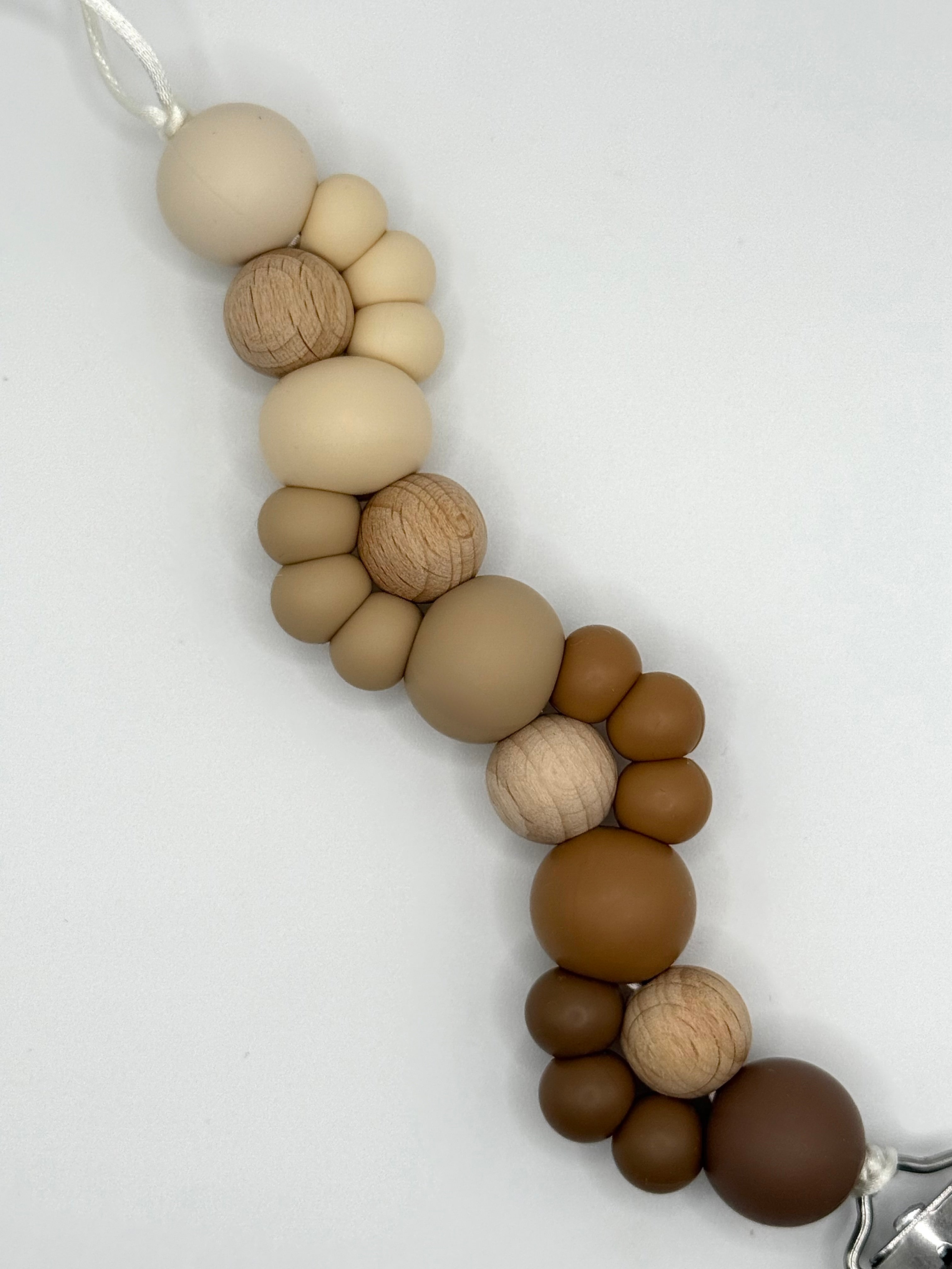 Attache-suce en silicone alimentaire, sécuritaire et durable. Confection québécoise. Parfait pour garder la suce propre et accessible