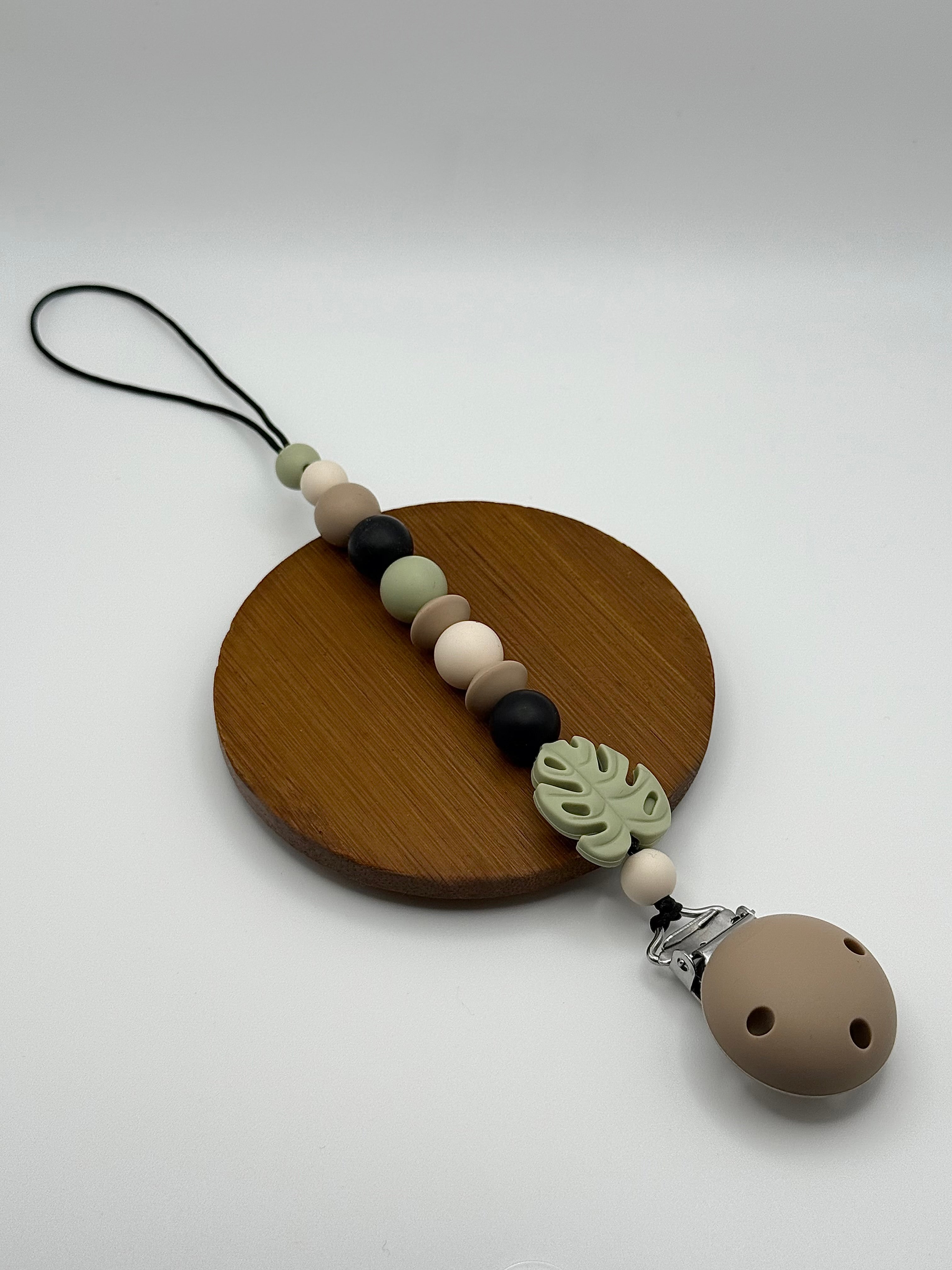 Attache-suce en silicone alimentaire, sécuritaire et durable. Confection québécoise. Parfait pour garder la suce propre et accessible.