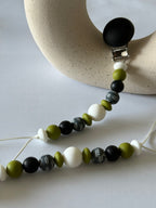 Attache-suce en silicone alimentaire, sécuritaire et durable. Confection québécoise. Parfait pour garder la suce propre et accessible.