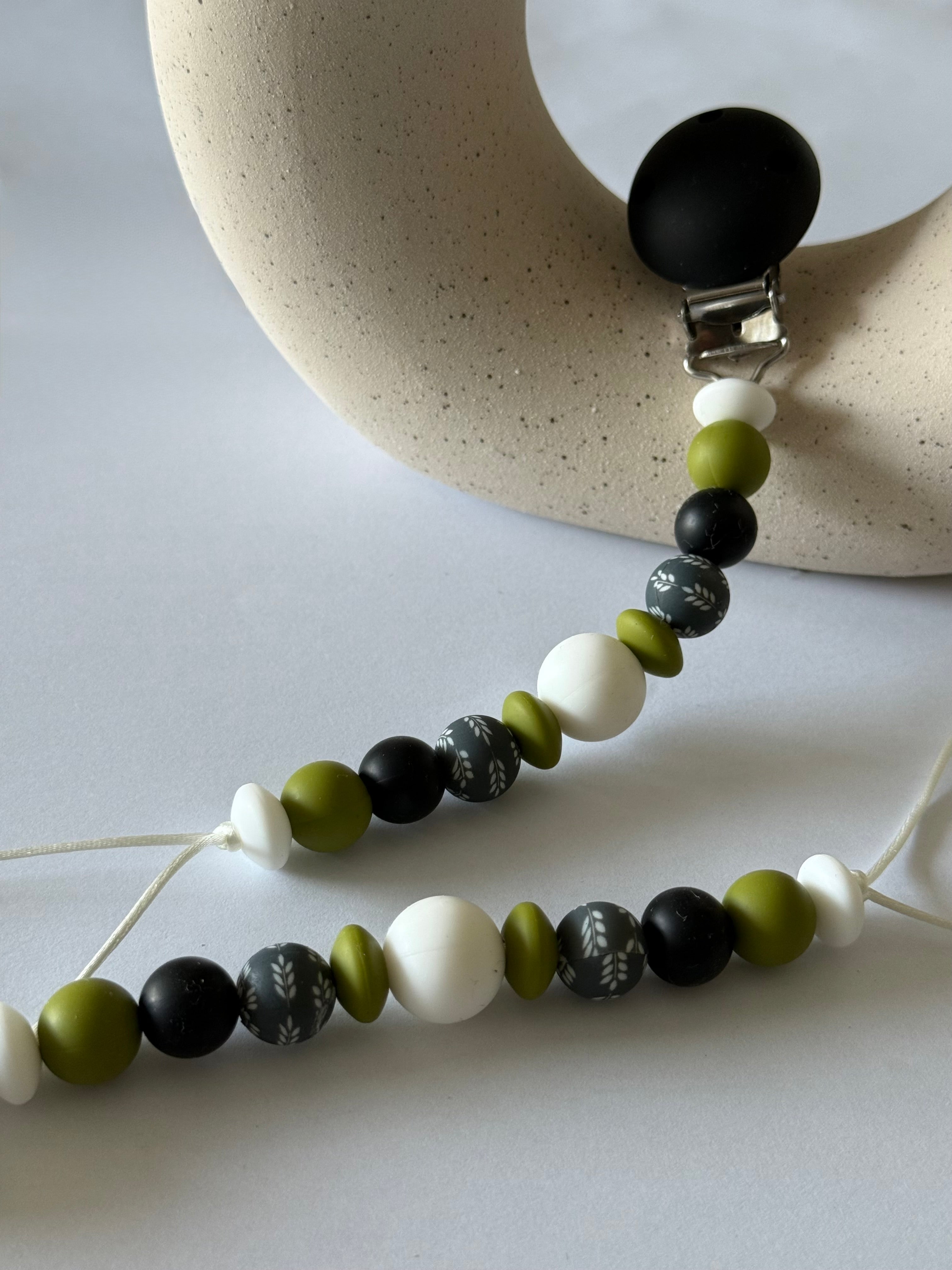 Attache-suce en silicone alimentaire, sécuritaire et durable. Confection québécoise. Parfait pour garder la suce propre et accessible.