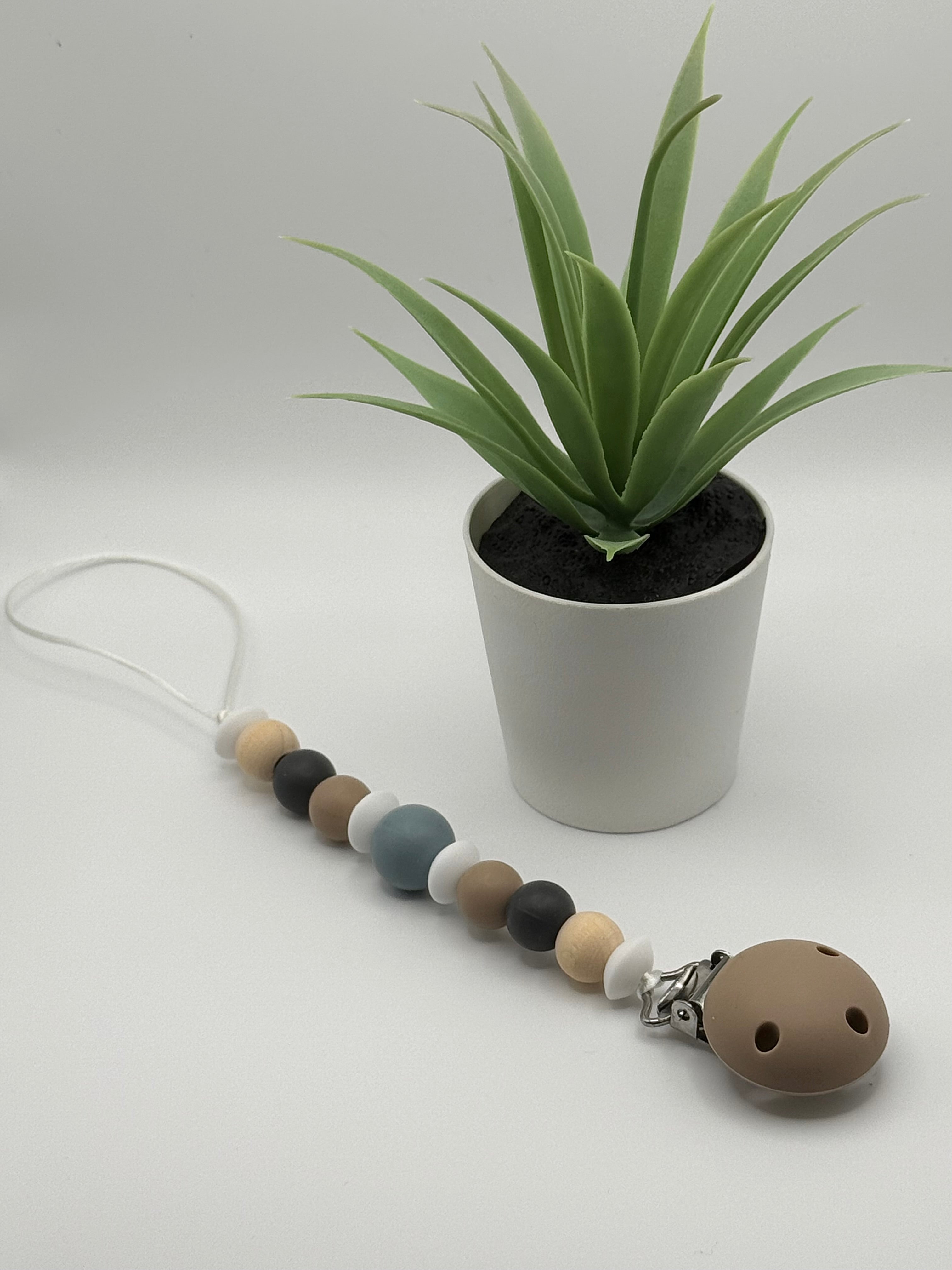 Attache-suce en silicone alimentaire, sécuritaire et durable. Confection québécoise. Parfait pour garder la suce propre et accessible.