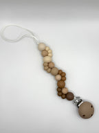 Attache-suce en silicone alimentaire, sécuritaire et durable. Confection québécoise. Parfait pour garder la suce propre et accessible