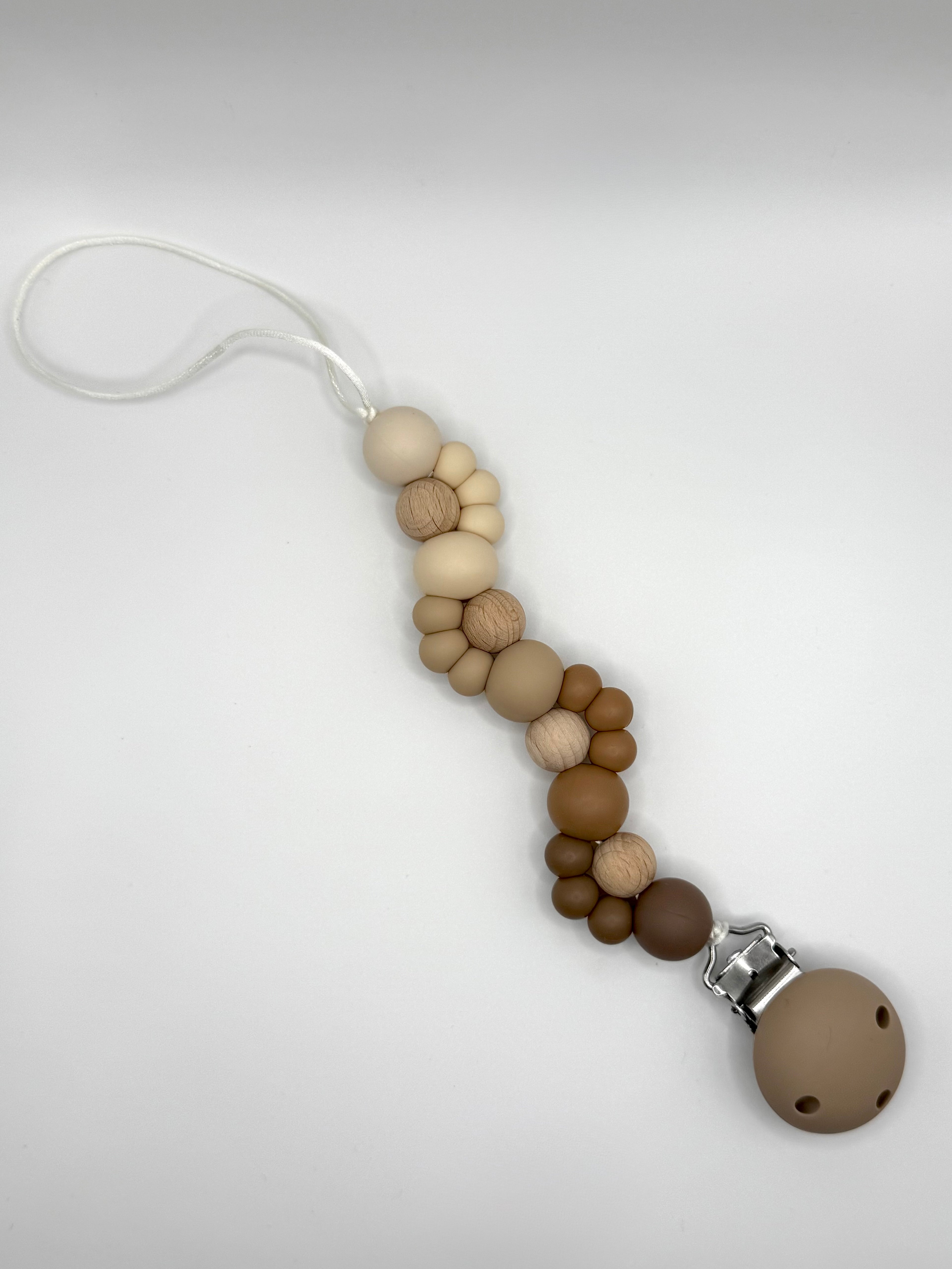 Attache-suce en silicone alimentaire, sécuritaire et durable. Confection québécoise. Parfait pour garder la suce propre et accessible