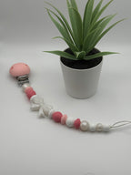 Attache-suce en silicone alimentaire, sécuritaire et durable. Confection québécoise. Parfait pour garder la suce propre et accessible.