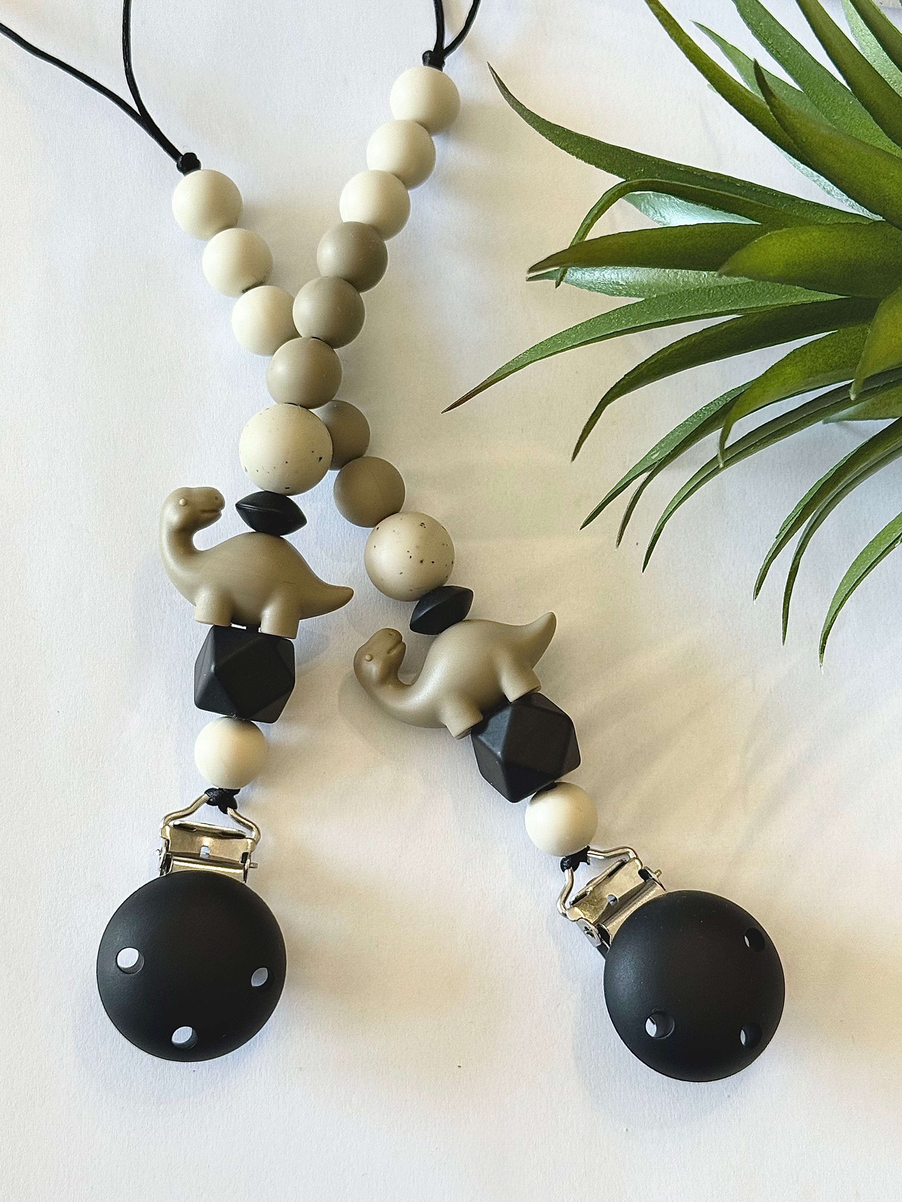 Attache-suce en silicone alimentaire, sécuritaire et durable. Confection québécoise. Parfait pour garder la suce propre et accessible.