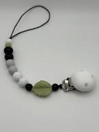 Attache-suce en silicone alimentaire, sécuritaire et durable. Confection québécoise. Parfait pour garder la suce propre et accessible.