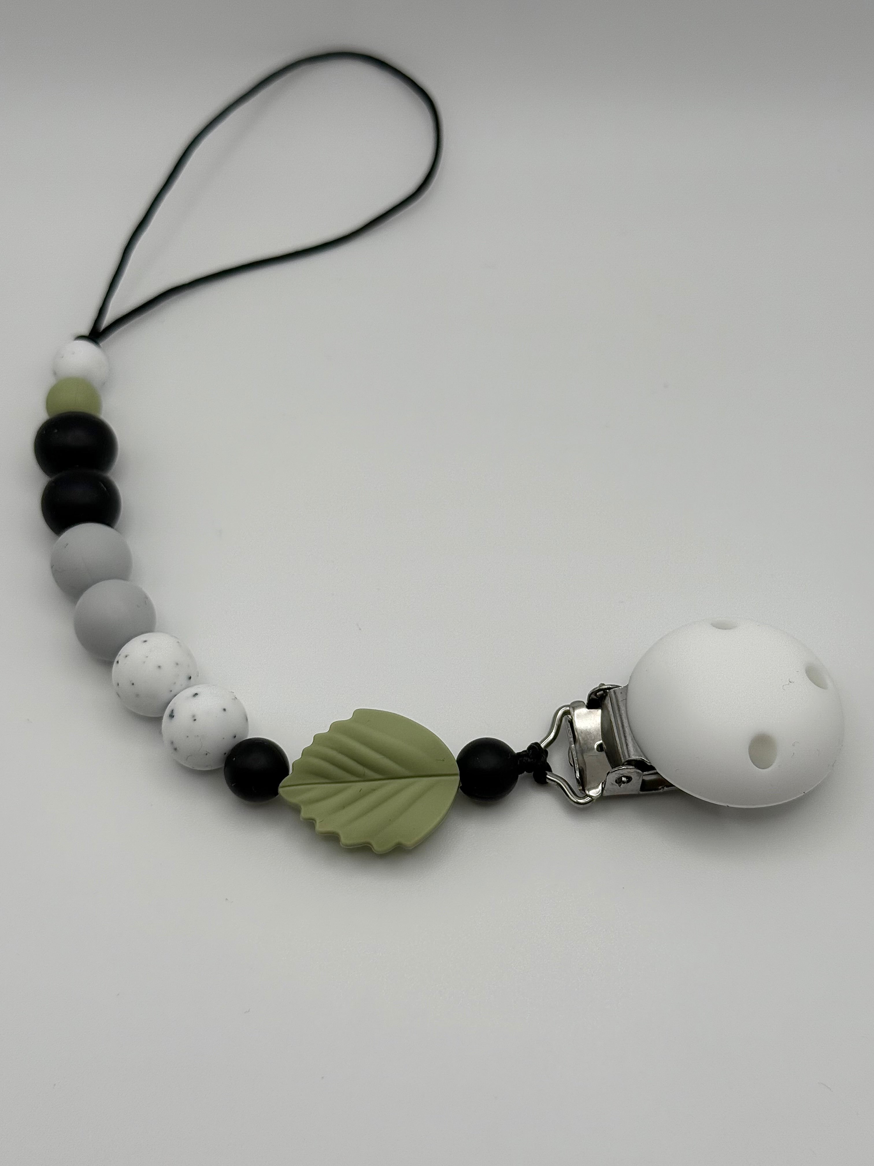 Attache-suce en silicone alimentaire, sécuritaire et durable. Confection québécoise. Parfait pour garder la suce propre et accessible.