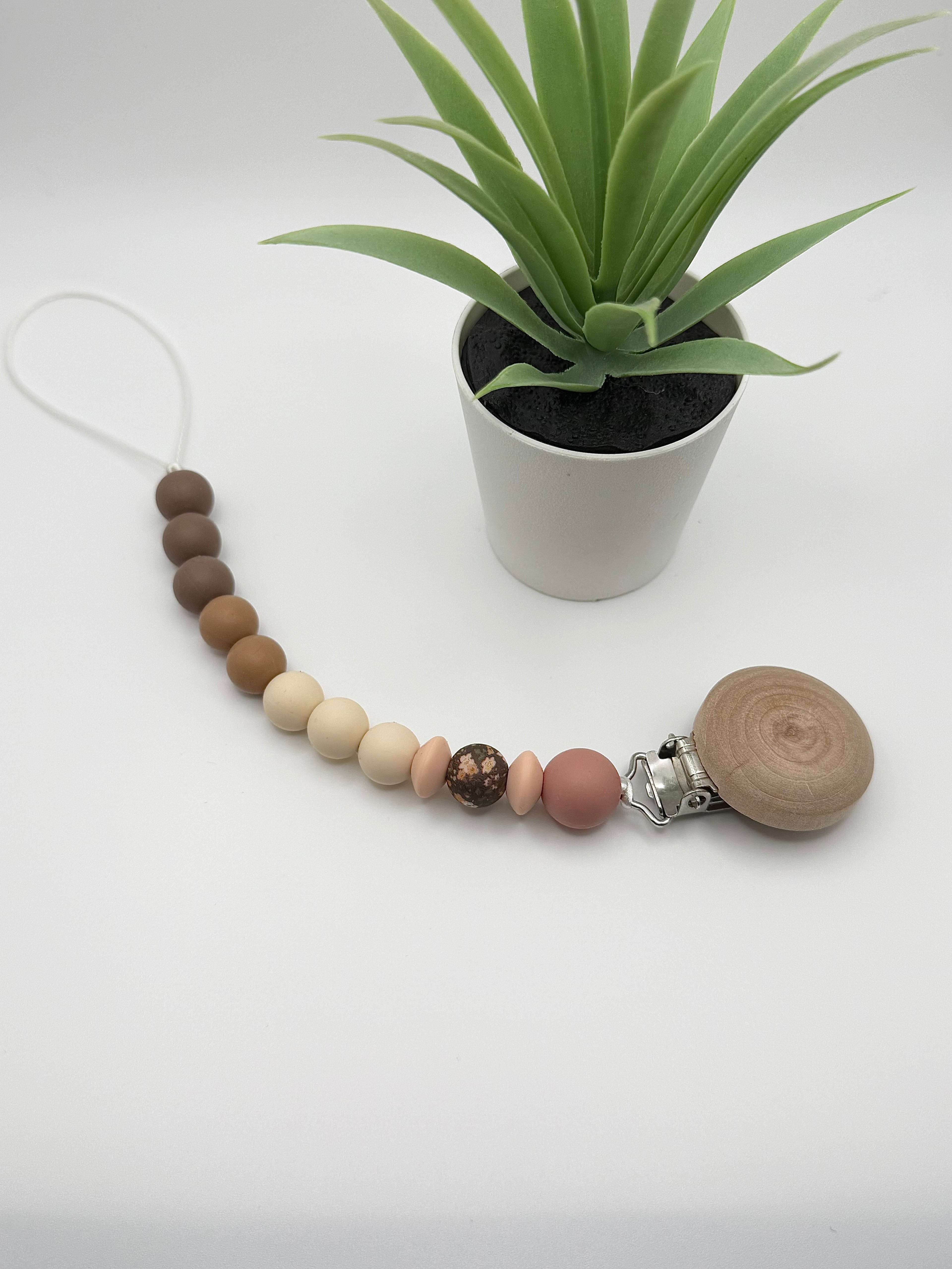 Attache-suce en silicone alimentaire, sécuritaire et durable. Confection québécoise. Parfait pour garder la suce propre et accessible.