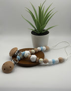 Attache-suce en silicone alimentaire, sécuritaire et durable. Confection québécoise. Parfait pour garder la suce propre et accessible.