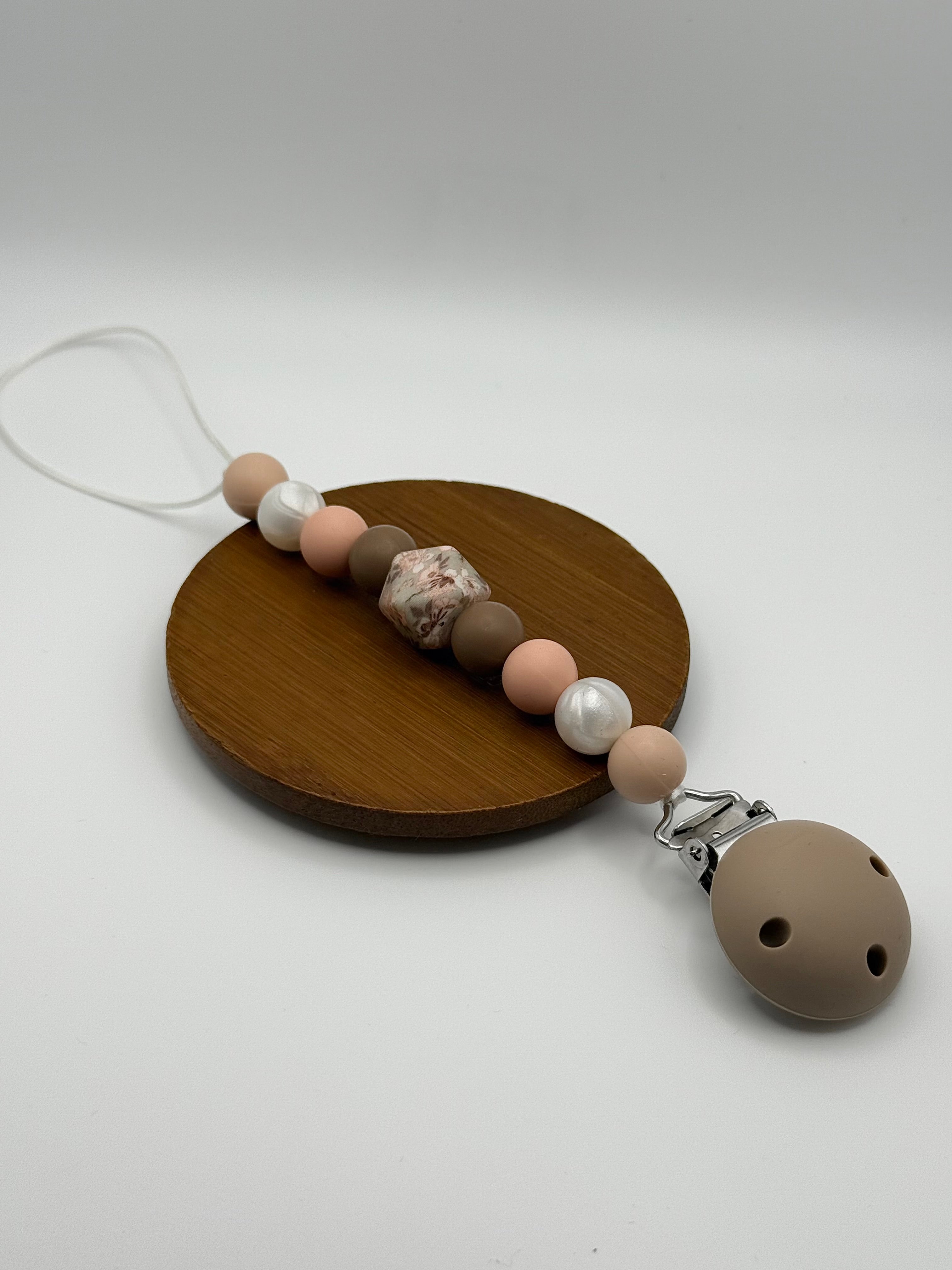 Attache-suce en silicone alimentaire, sécuritaire et durable. Confection québécoise. Parfait pour garder la suce propre et accessible.