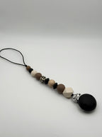 Attache-suce en silicone alimentaire, sécuritaire et durable. Confection québécoise. Parfait pour garder la suce propre et accessible.