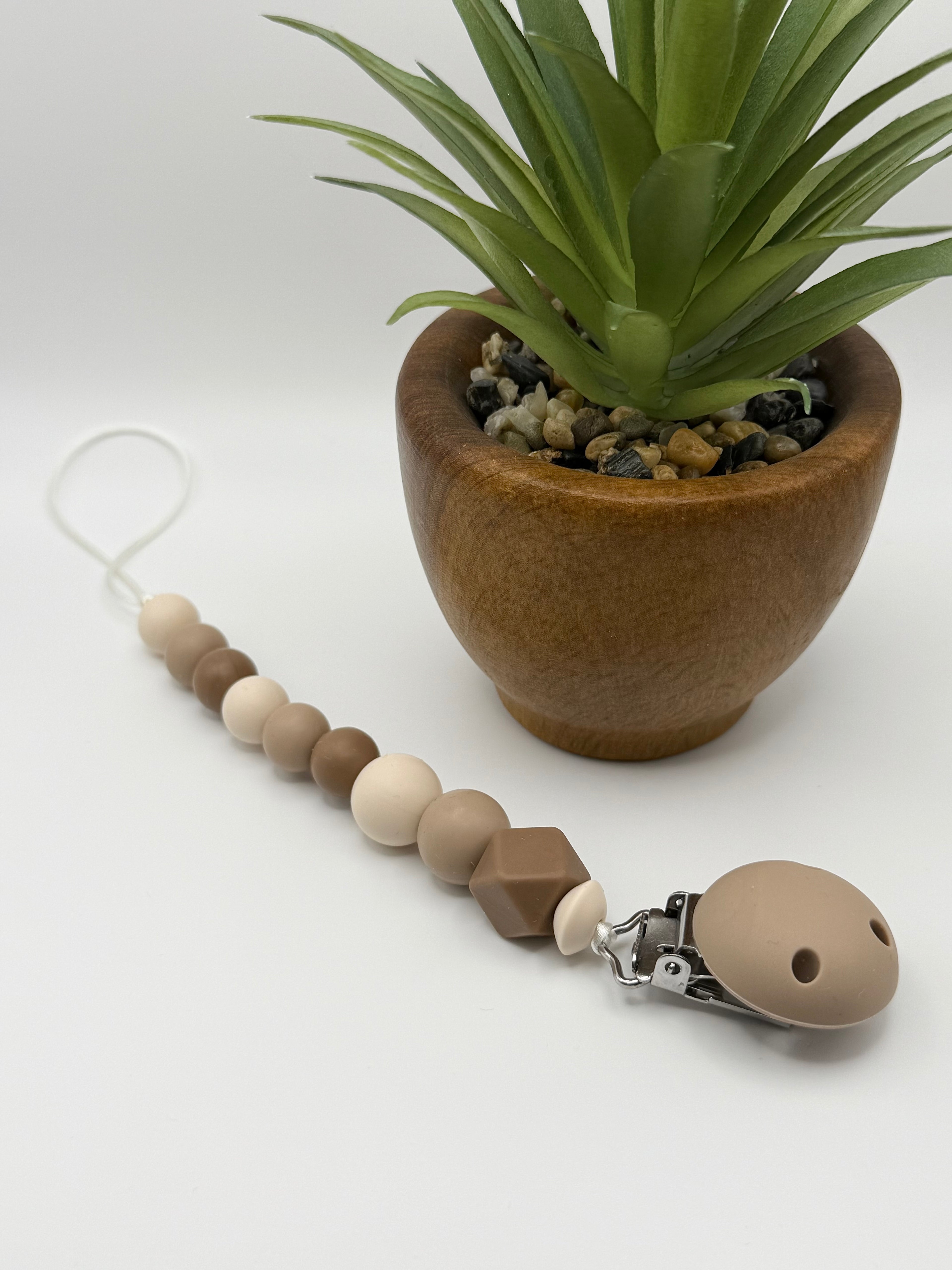 Attache-suce en silicone alimentaire, sécuritaire et durable. Confection québécoise. Parfait pour garder la suce propre et accessible.