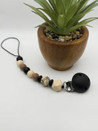 Attache-suce en silicone alimentaire, sécuritaire et durable. Confection québécoise. Parfait pour garder la suce propre et accessible.