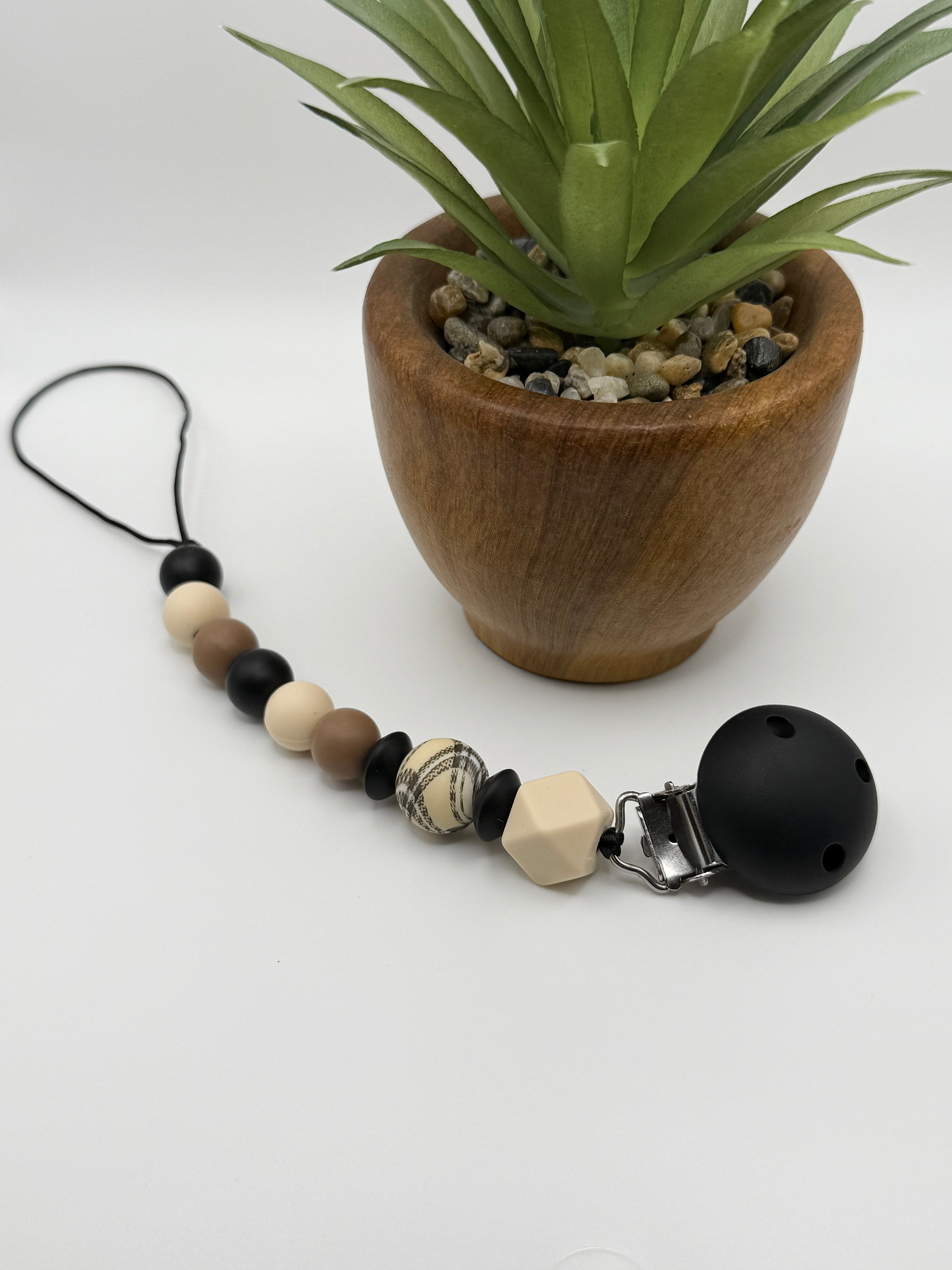 Attache-suce en silicone alimentaire, sécuritaire et durable. Confection québécoise. Parfait pour garder la suce propre et accessible.