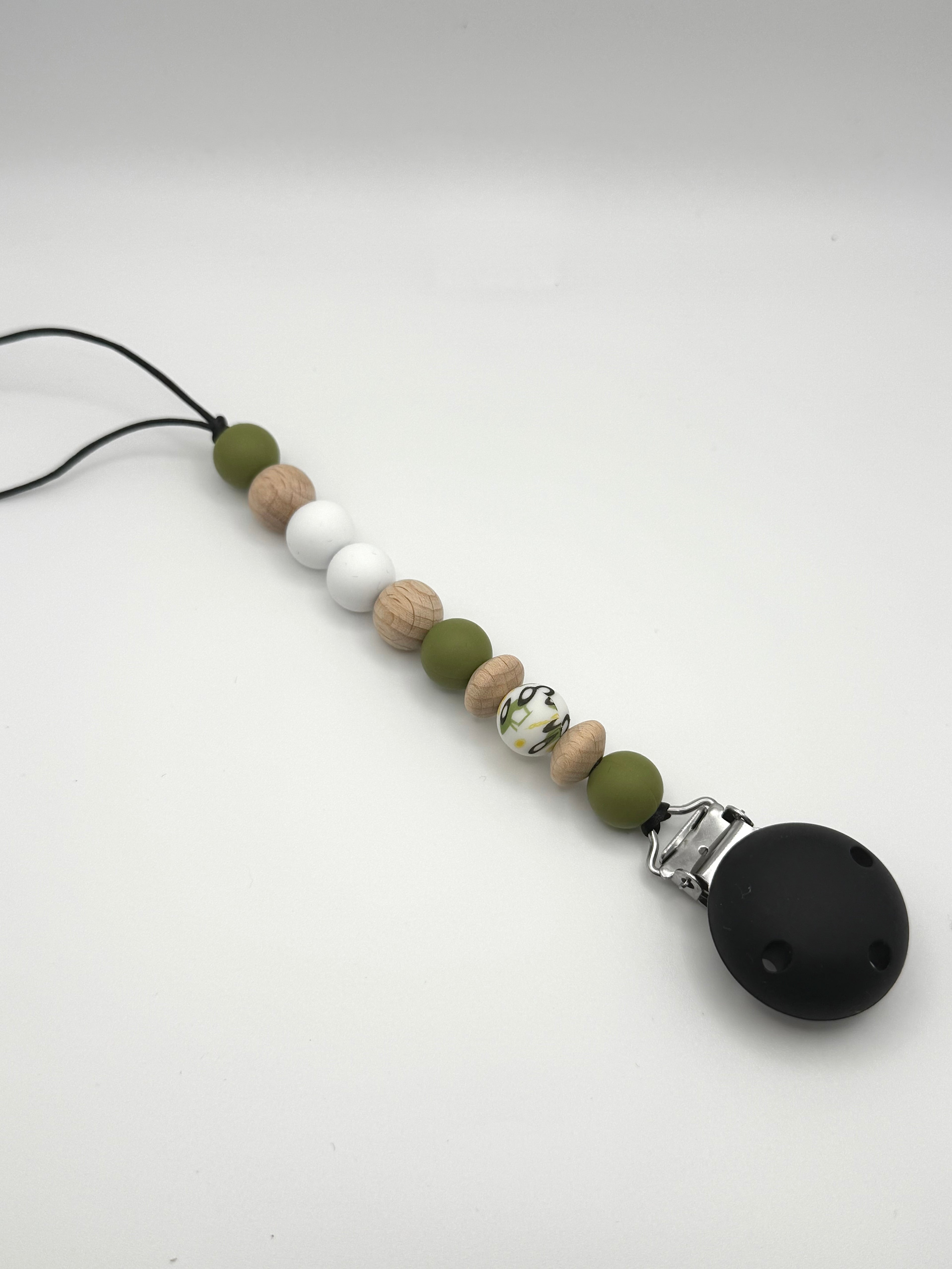 Attache-suce en silicone alimentaire, sécuritaire et durable. Confection québécoise. Parfait pour garder la suce propre et accessible.