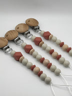 Attache-suce en silicone alimentaire, sécuritaire et durable. Confection québécoise. Parfait pour garder la suce propre et accessible.