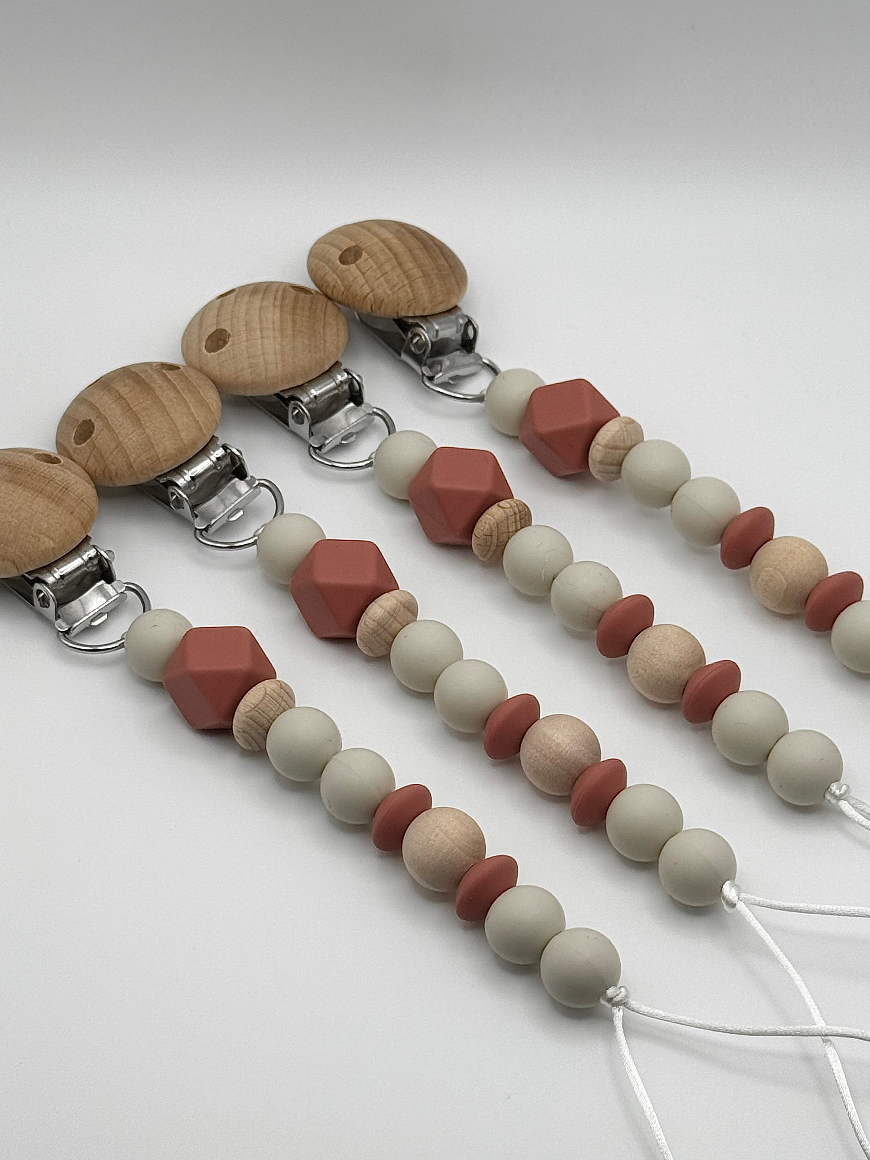 Attache-suce en silicone alimentaire, sécuritaire et durable. Confection québécoise. Parfait pour garder la suce propre et accessible.