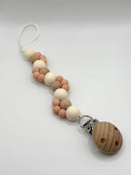 Attache-suce en silicone alimentaire, sécuritaire et durable. Confection québécoise. Parfait pour garder la suce propre et accessible