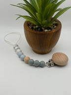 Attache-suce en silicone alimentaire, sécuritaire et durable. Confection québécoise. Parfait pour garder la suce propre et accessible.