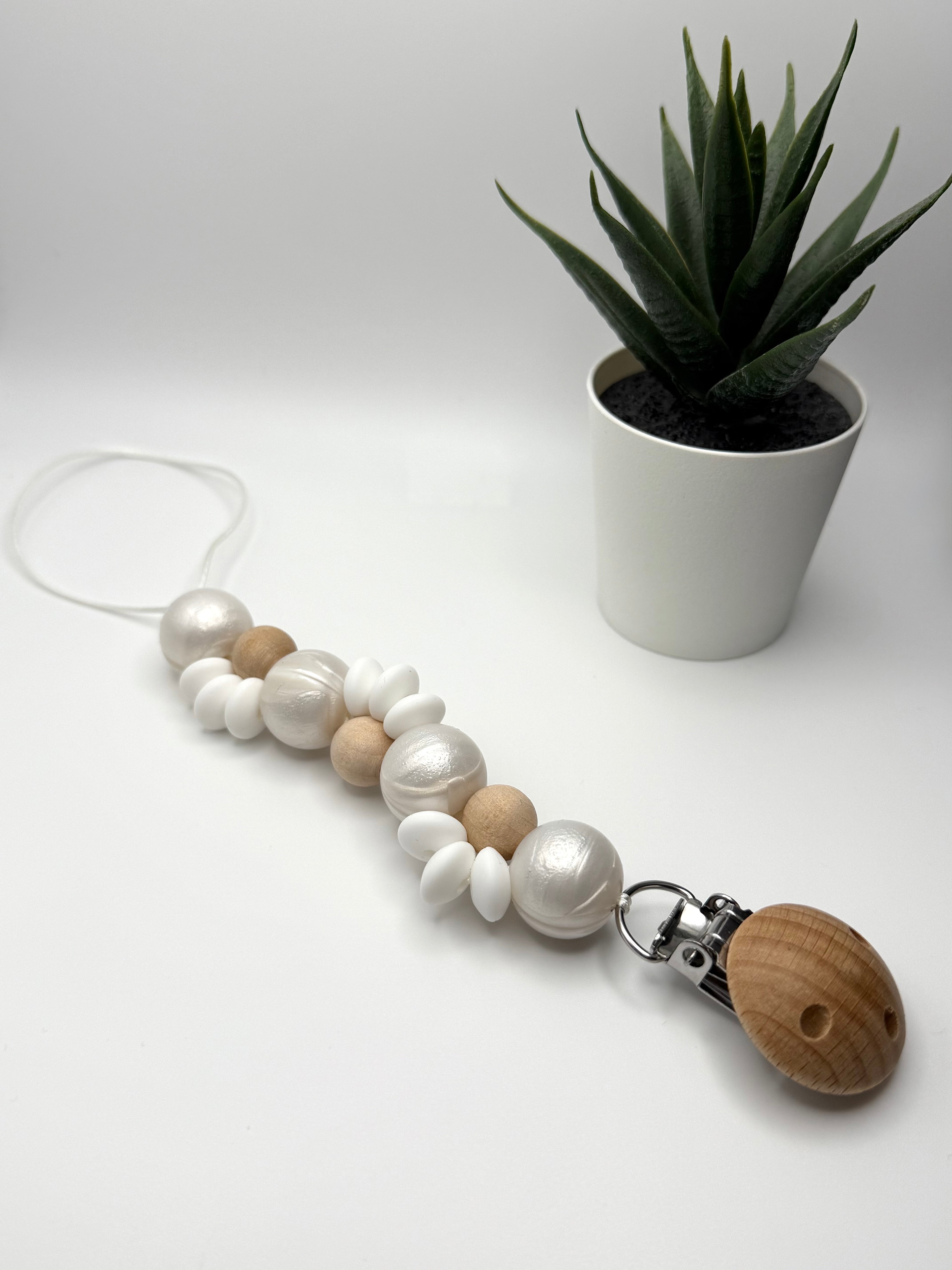 Attache-suce en silicone alimentaire, sécuritaire et durable. Confection québécoise. Parfait pour garder la suce propre et accessible