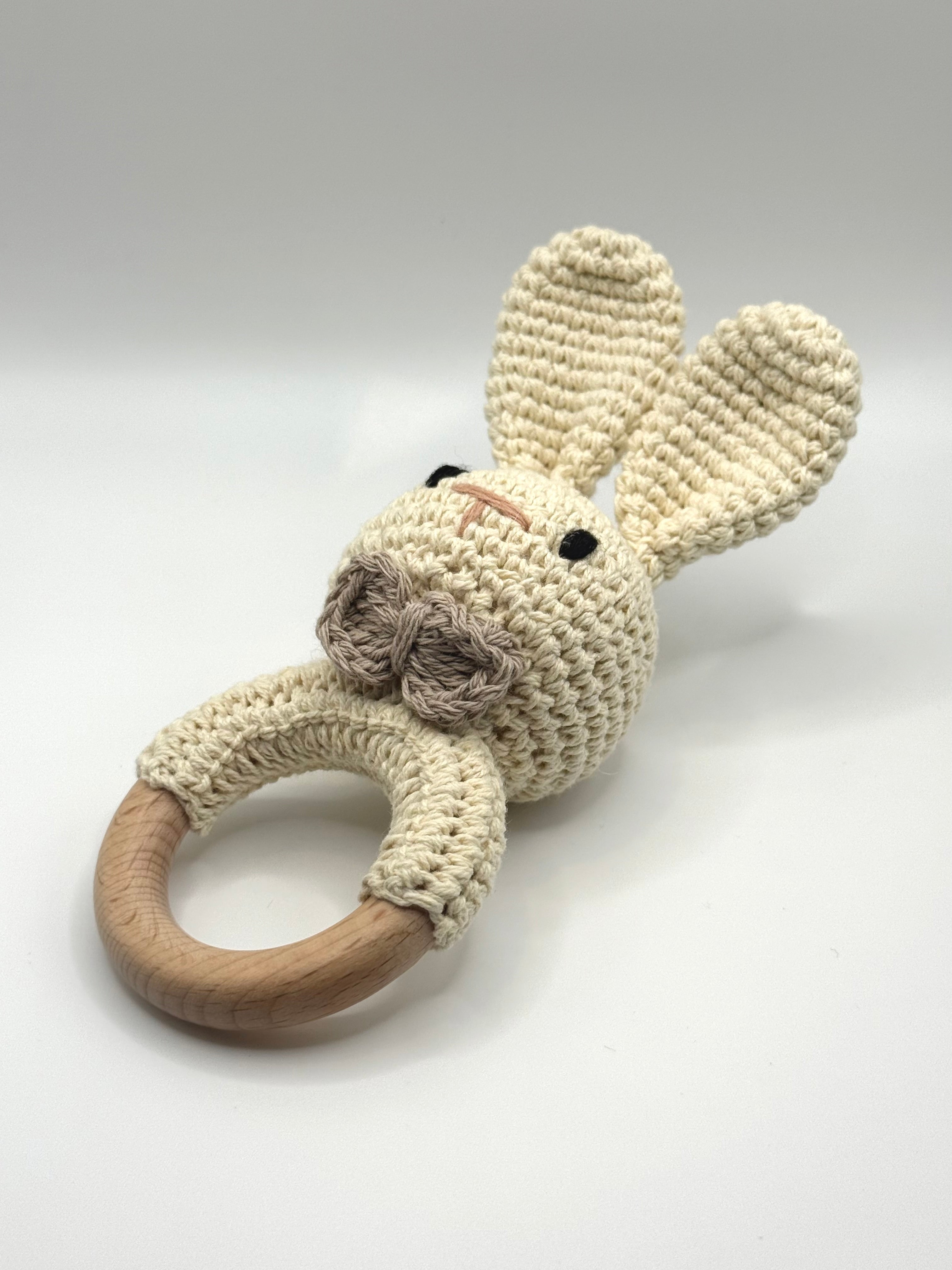 Hochet de bois crochetté - Lapin à boucle
