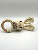 Hochet de bois crochetté - Lapin à boucle