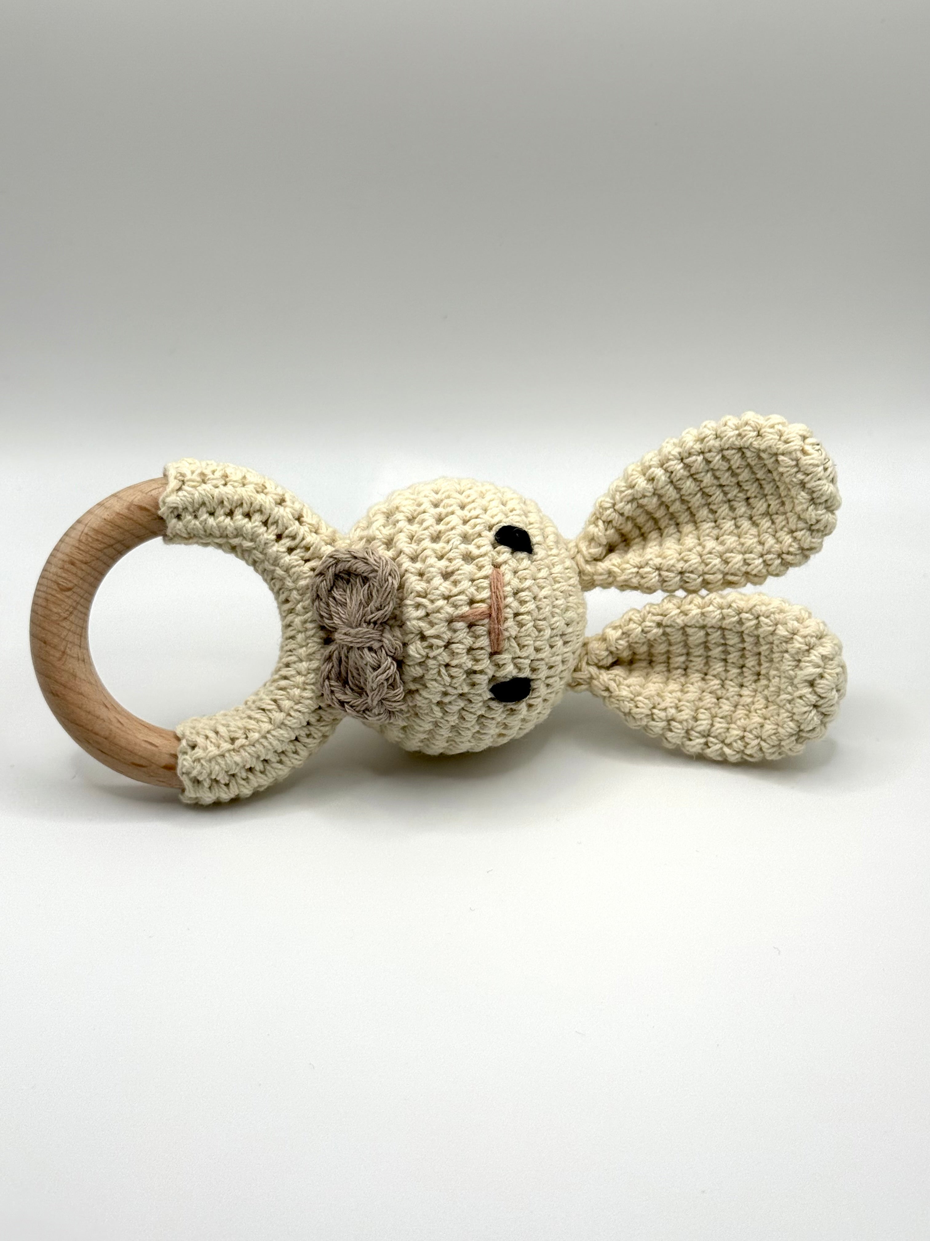 Hochet de bois crochetté - Lapin à boucle