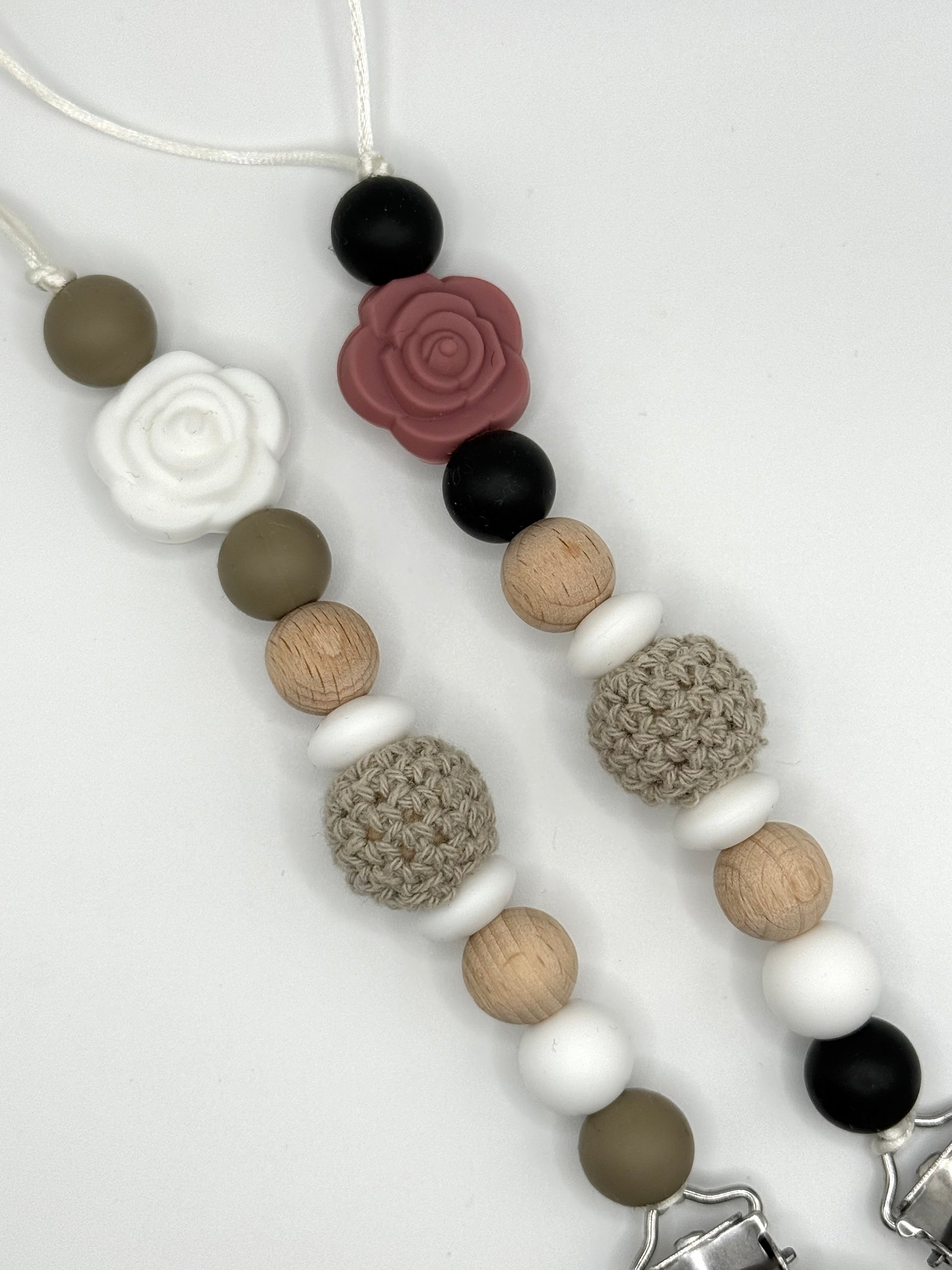 Attache-suces blanche - laine grise et fleur