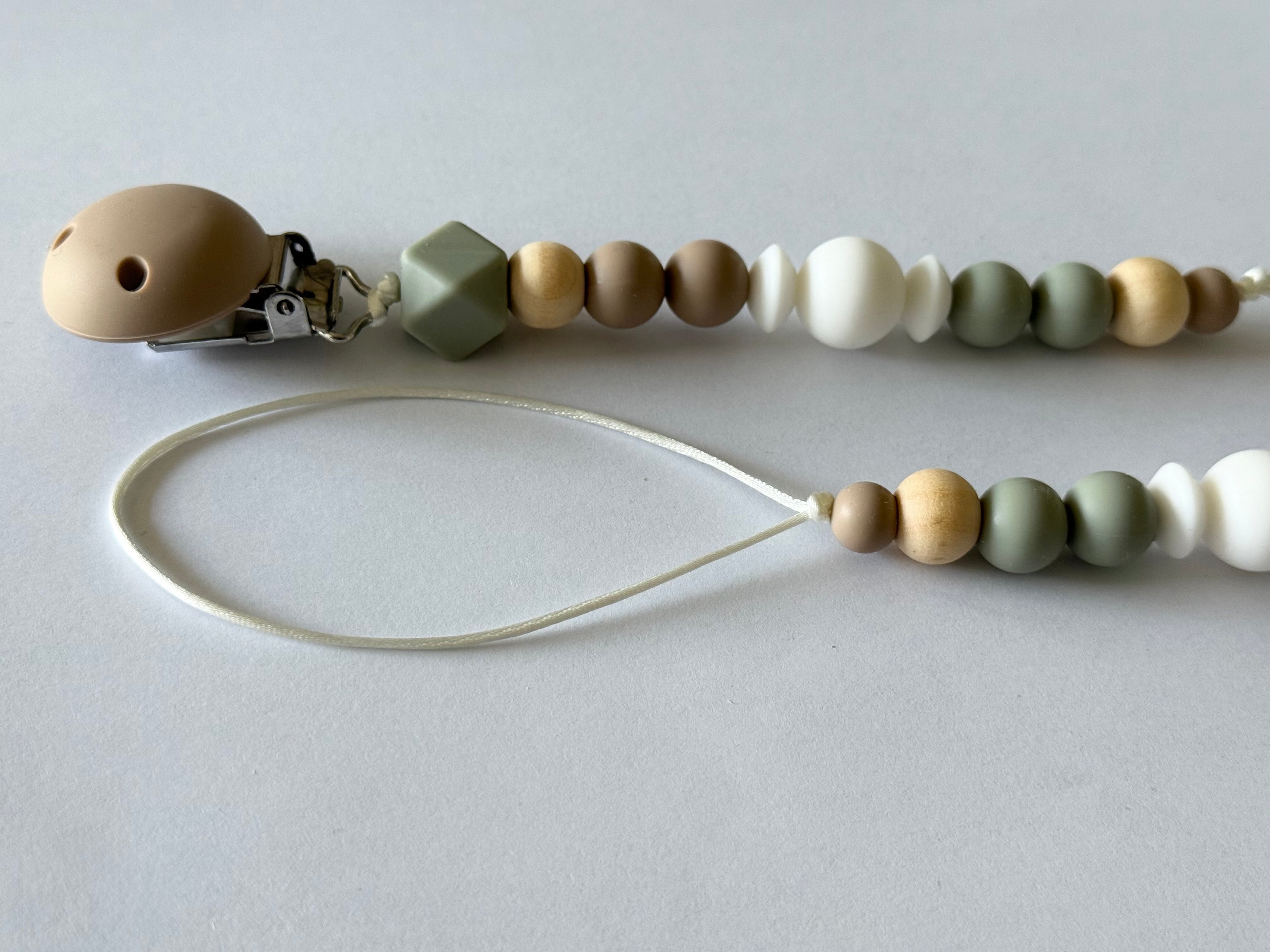 Clip beige - hexagone vert sauge