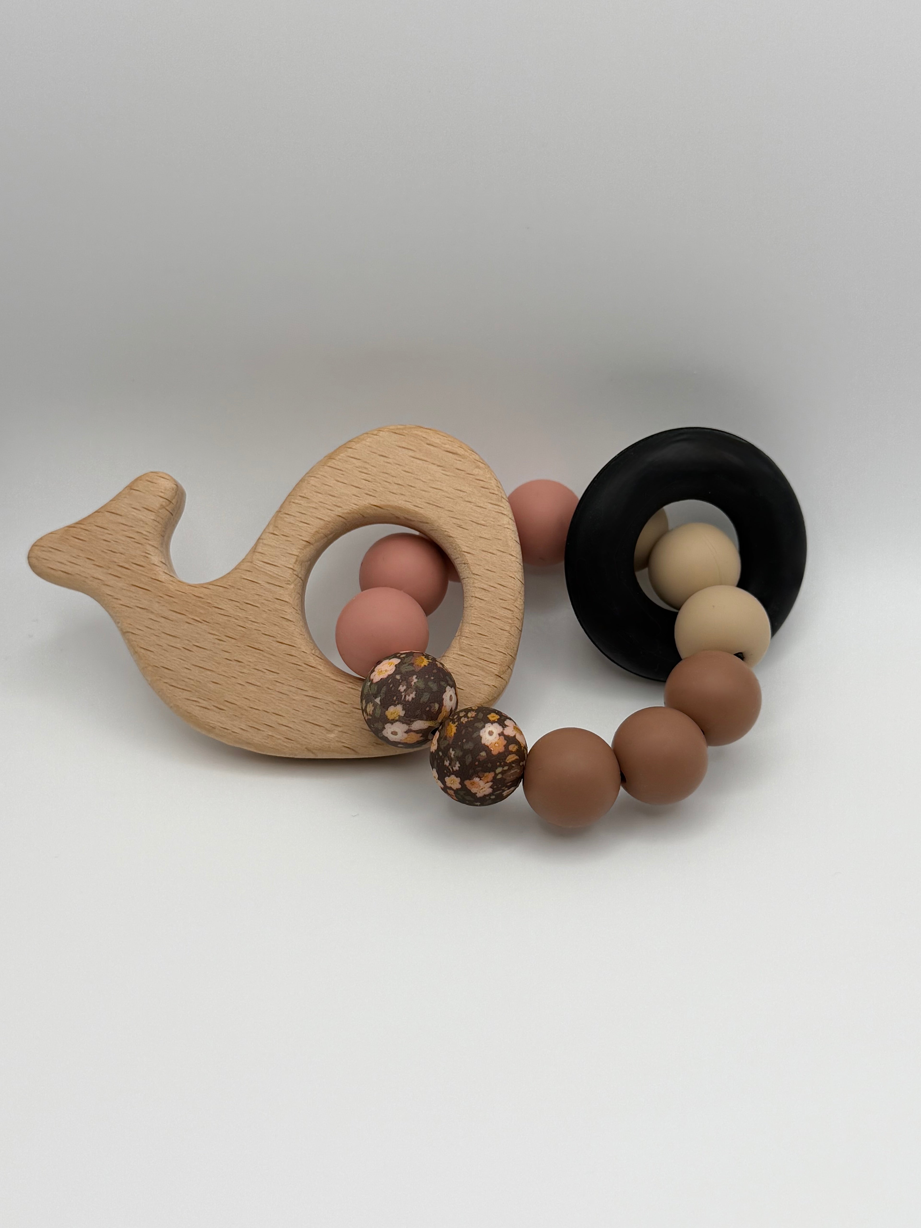 Baleine en bois et anneau silicone - fleurs sauvages