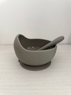 Bavoirs, bol et cuillère - fleurs et sauge