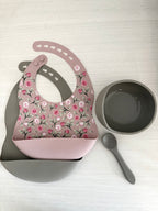 Bavoirs, bol et cuillère - fleurs et sauge