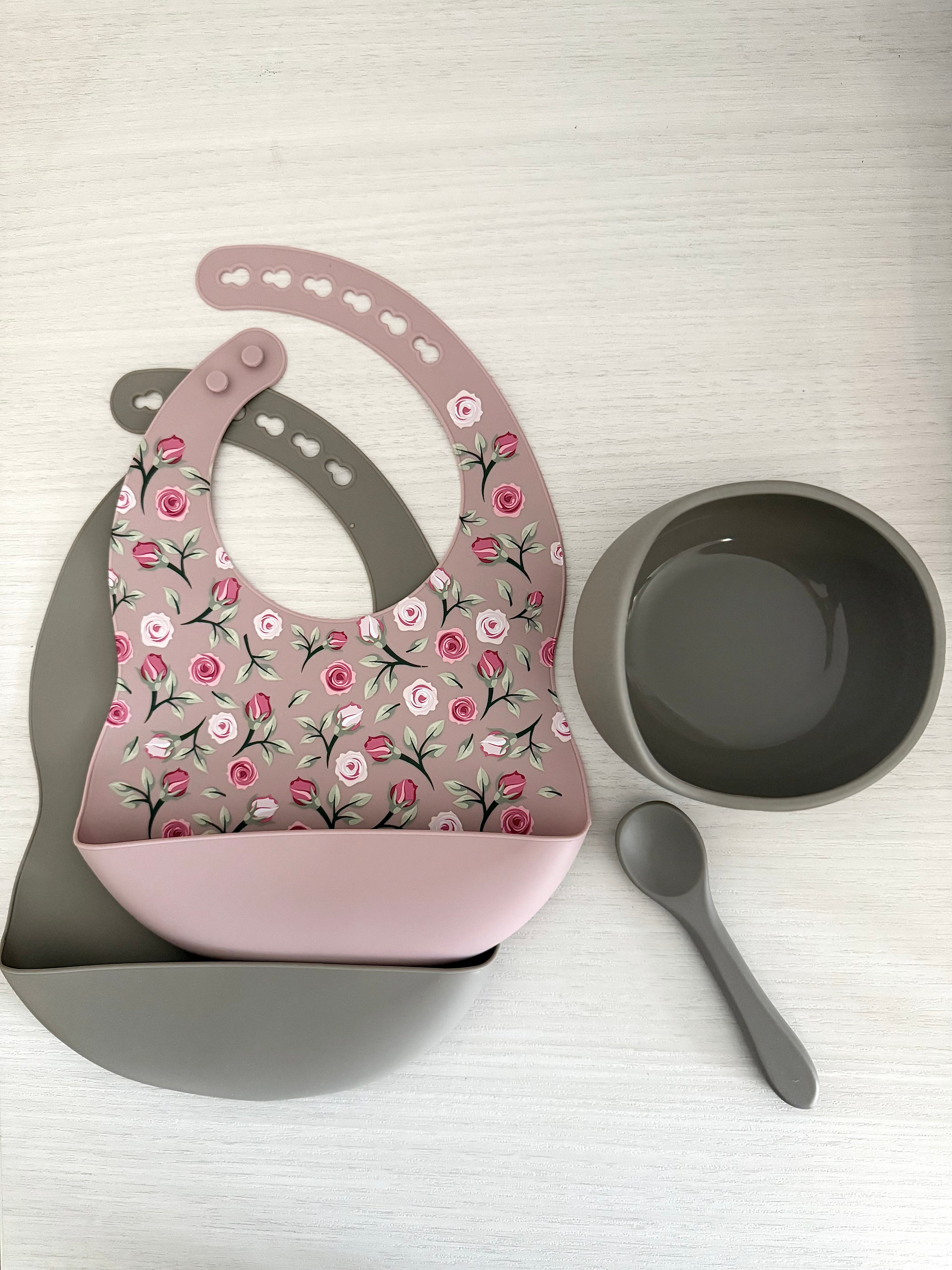 Bavoirs, bol et cuillère - fleurs et sauge