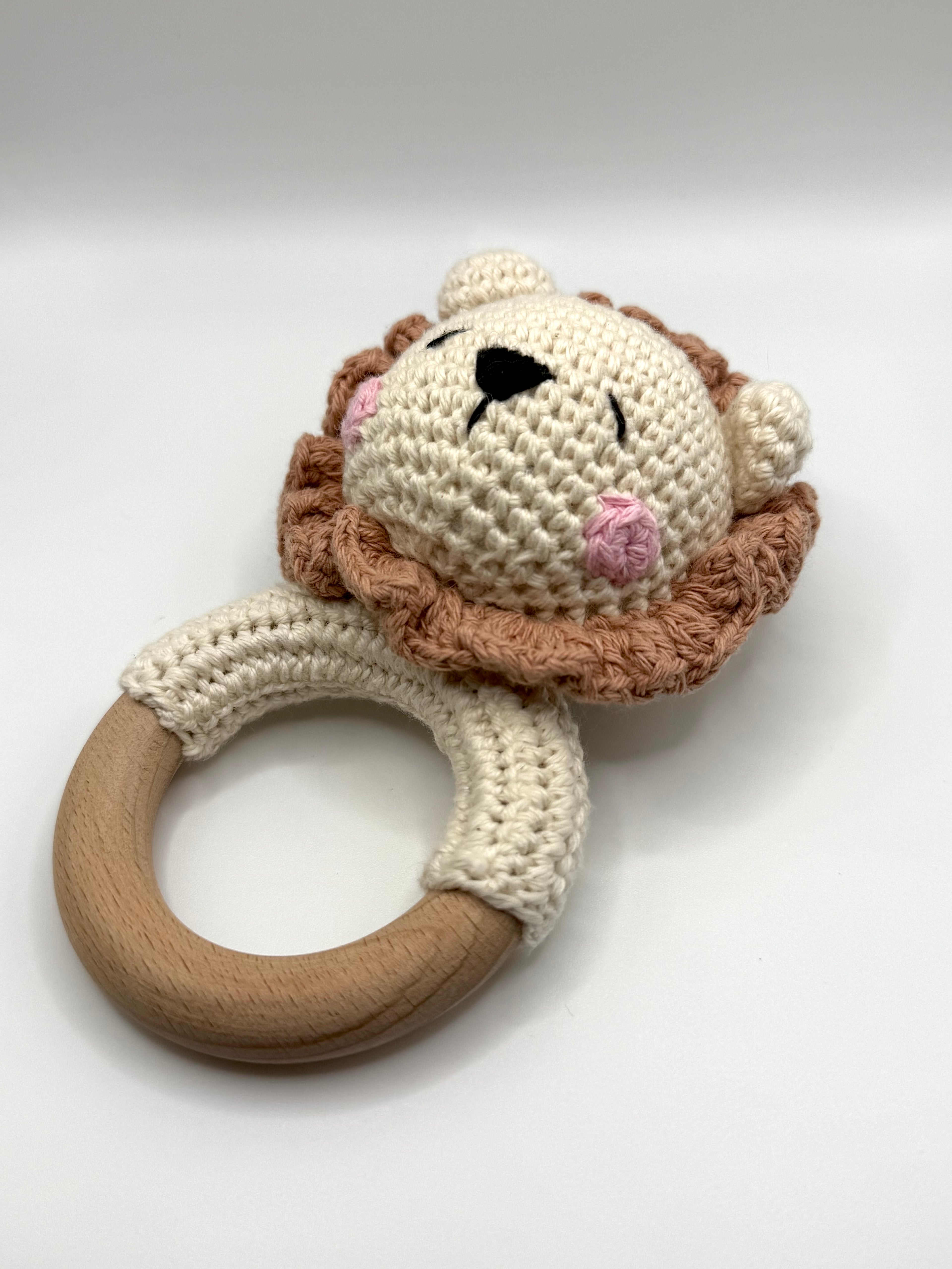 Hochet de bois crochetté - Lion