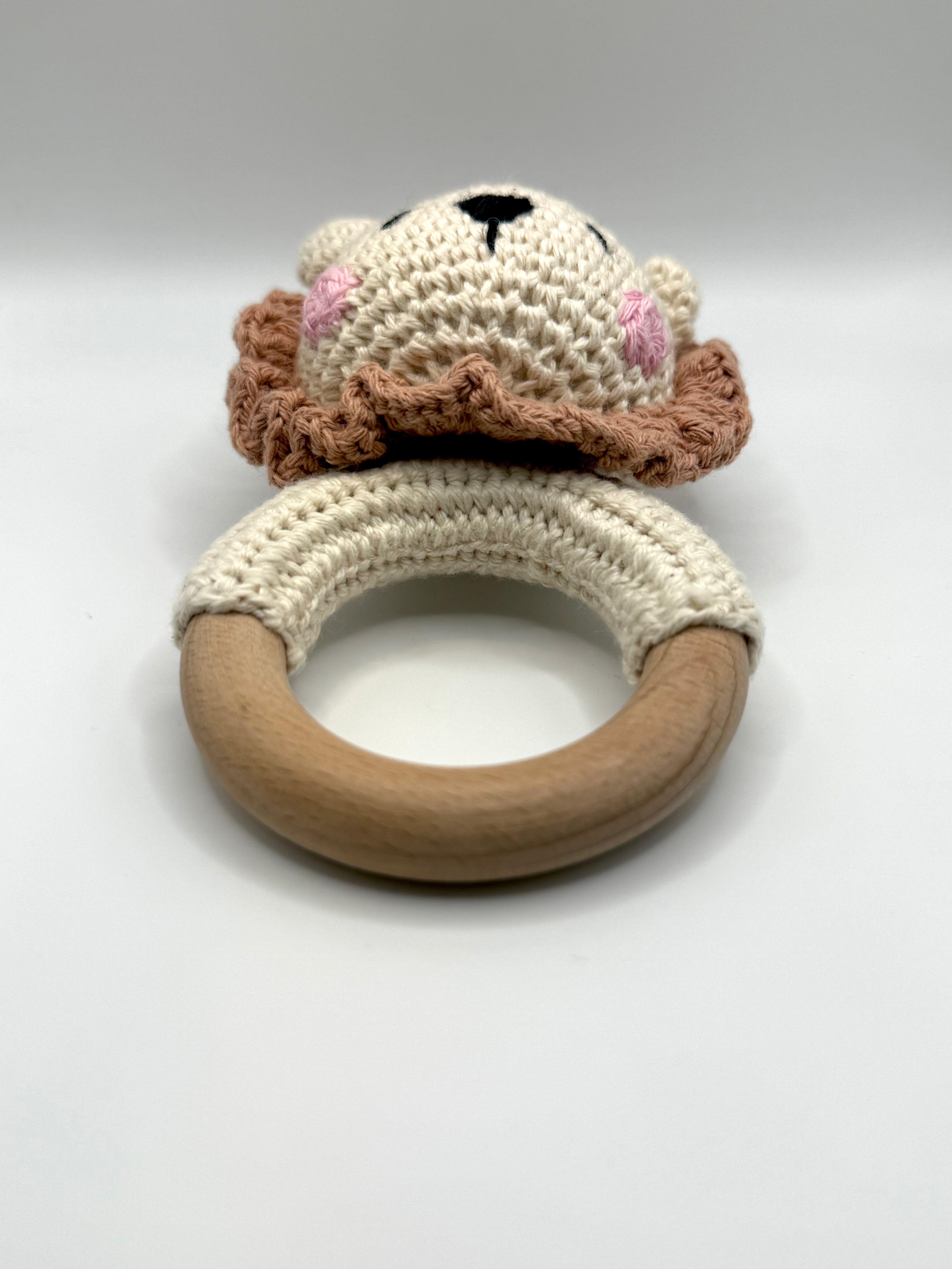 Hochet de bois crochetté - Lion
