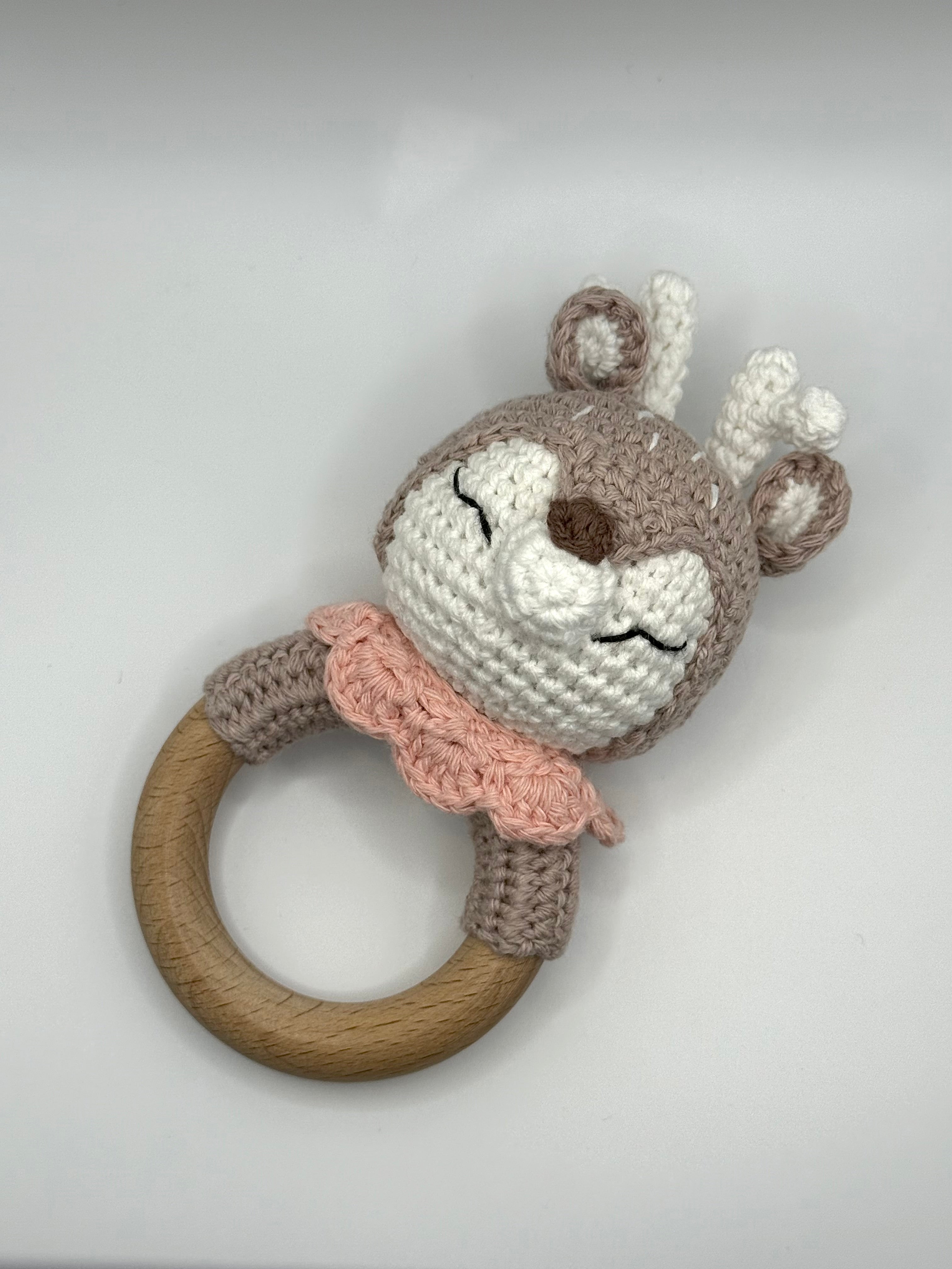 Hochet de bois crochetté - cerfs