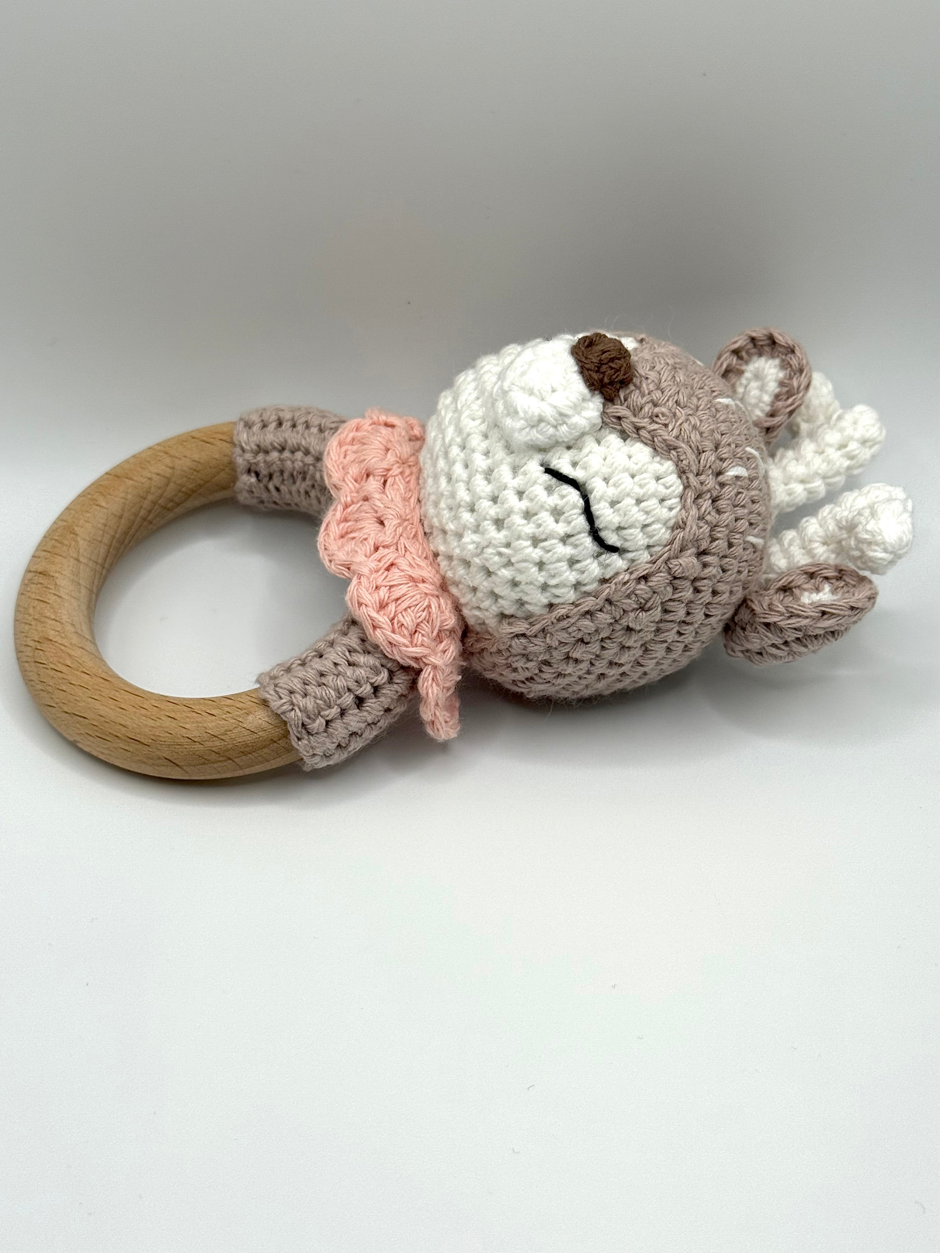 Hochet de bois crochetté - cerfs