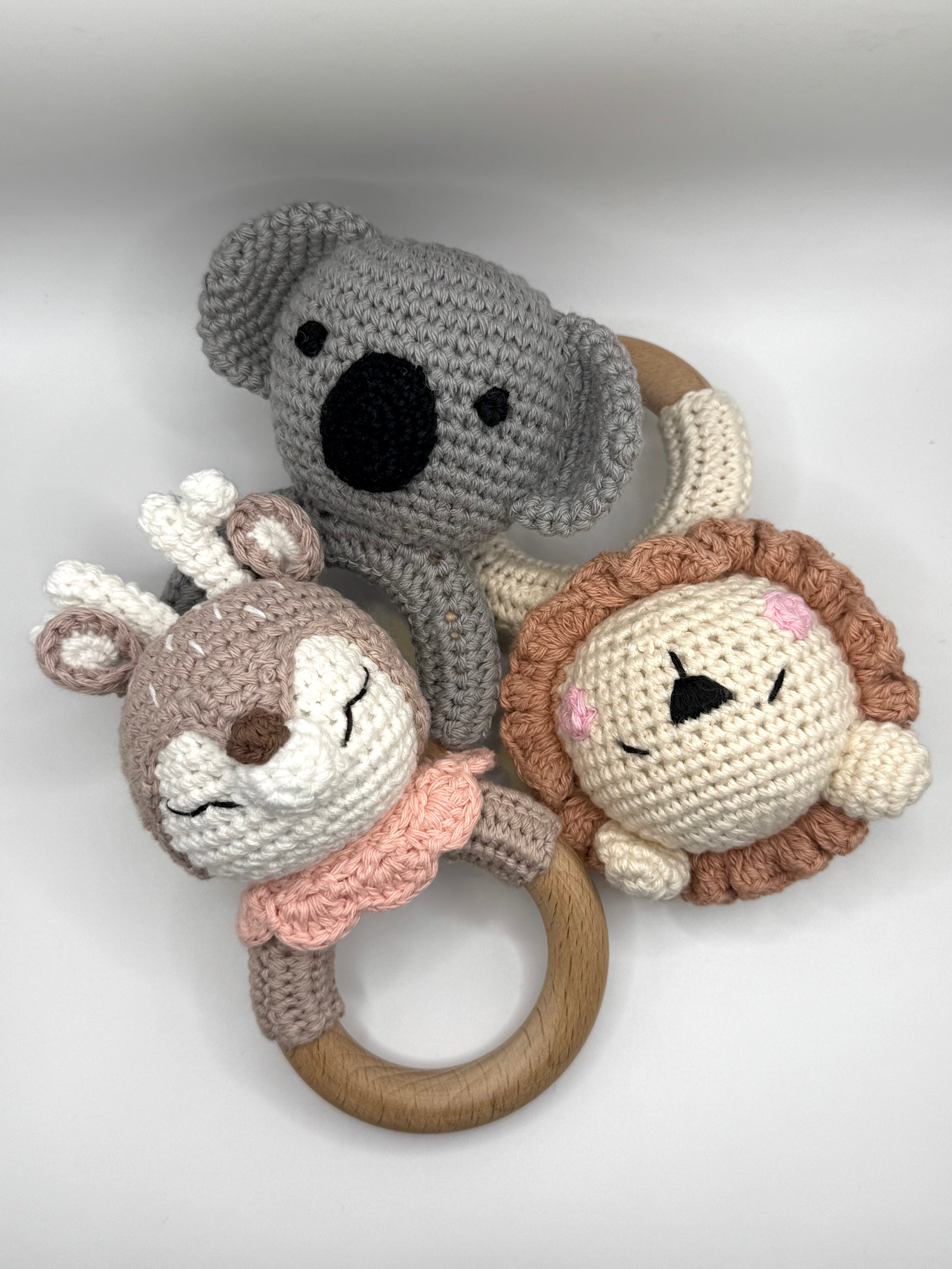 Hochet de bois crochetté - cerfs