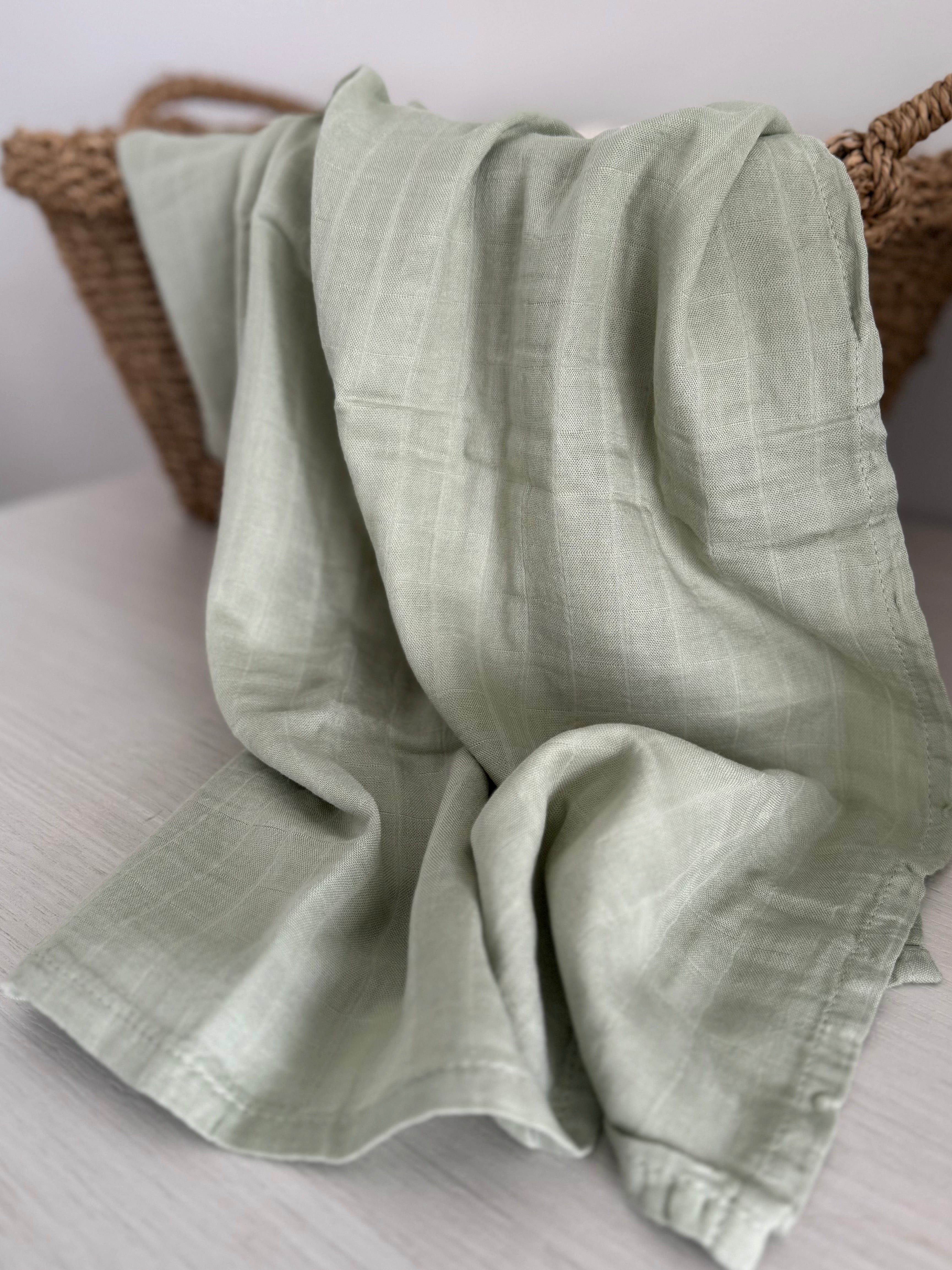 Découvrez notre collection de mousselines douces et aérées, pensées pour offrir confort, sécurité et style au quotidien. Chaque mousseline est fabriquée avec un tissu respirant et ultra-doux, parfait pour la peau délicate des tout-petits.

Polyvalentes et durables, nos mousselines accompagnent les parents dans tous les moments : emmaillotage, siestes, allaitement, poussette, doudou ou couverture légère. Leur grande dimension et leur souplesse en font des indispensables simples à utiliser et faciles à aimer