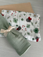 Découvrez notre collection de mousselines douces et aérées, pensées pour offrir confort, sécurité et style au quotidien. Chaque mousseline est fabriquée avec un tissu respirant et ultra-doux, parfait pour la peau délicate des tout-petits.

Polyvalentes et durables, nos mousselines accompagnent les parents dans tous les moments : emmaillotage, siestes, allaitement, poussette, doudou ou couverture légère. Leur grande dimension et leur souplesse en font des indispensables simples à utiliser et faciles à aimer