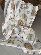 Découvrez notre collection de mousselines douces et aérées, pensées pour offrir confort, sécurité et style au quotidien. Chaque mousseline est fabriquée avec un tissu respirant et ultra-doux, parfait pour la peau délicate des tout-petits.

Polyvalentes et durables, nos mousselines accompagnent les parents dans tous les moments : emmaillotage, siestes, allaitement, poussette, doudou ou couverture légère. Leur grande dimension et leur souplesse en font des indispensables simples à utiliser et faciles à aimer