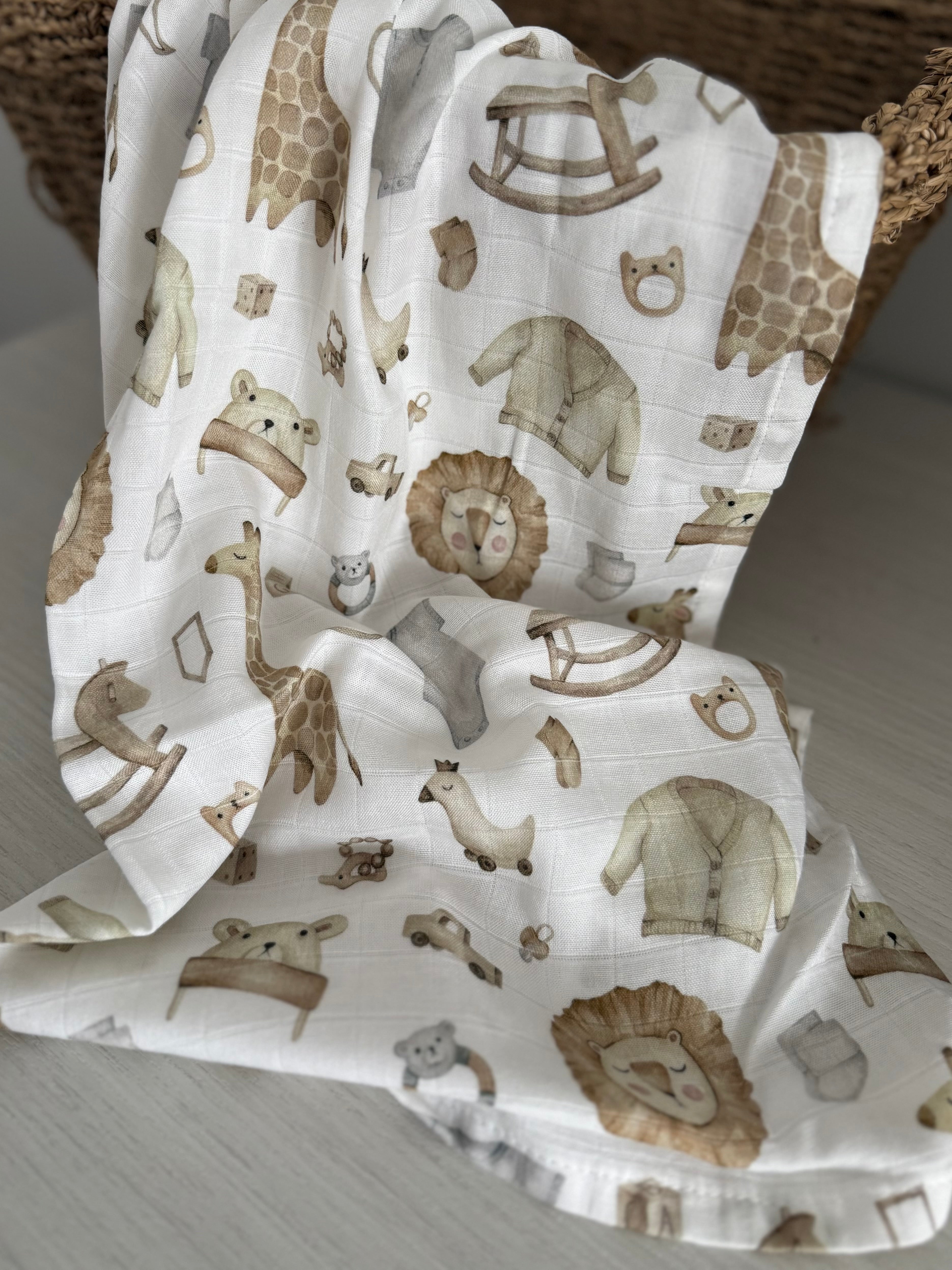 Découvrez notre collection de mousselines douces et aérées, pensées pour offrir confort, sécurité et style au quotidien. Chaque mousseline est fabriquée avec un tissu respirant et ultra-doux, parfait pour la peau délicate des tout-petits.

Polyvalentes et durables, nos mousselines accompagnent les parents dans tous les moments : emmaillotage, siestes, allaitement, poussette, doudou ou couverture légère. Leur grande dimension et leur souplesse en font des indispensables simples à utiliser et faciles à aimer