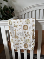 Découvrez notre collection de mousselines douces et aérées, pensées pour offrir confort, sécurité et style au quotidien. Chaque mousseline est fabriquée avec un tissu respirant et ultra-doux, parfait pour la peau délicate des tout-petits.

Polyvalentes et durables, nos mousselines accompagnent les parents dans tous les moments : emmaillotage, siestes, allaitement, poussette, doudou ou couverture légère. Leur grande dimension et leur souplesse en font des indispensables simples à utiliser et faciles à aimer