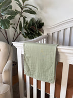 Découvrez notre collection de mousselines douces et aérées, pensées pour offrir confort, sécurité et style au quotidien. Chaque mousseline est fabriquée avec un tissu respirant et ultra-doux, parfait pour la peau délicate des tout-petits.

Polyvalentes et durables, nos mousselines accompagnent les parents dans tous les moments : emmaillotage, siestes, allaitement, poussette, doudou ou couverture légère. Leur grande dimension et leur souplesse en font des indispensables simples à utiliser et faciles à aimer